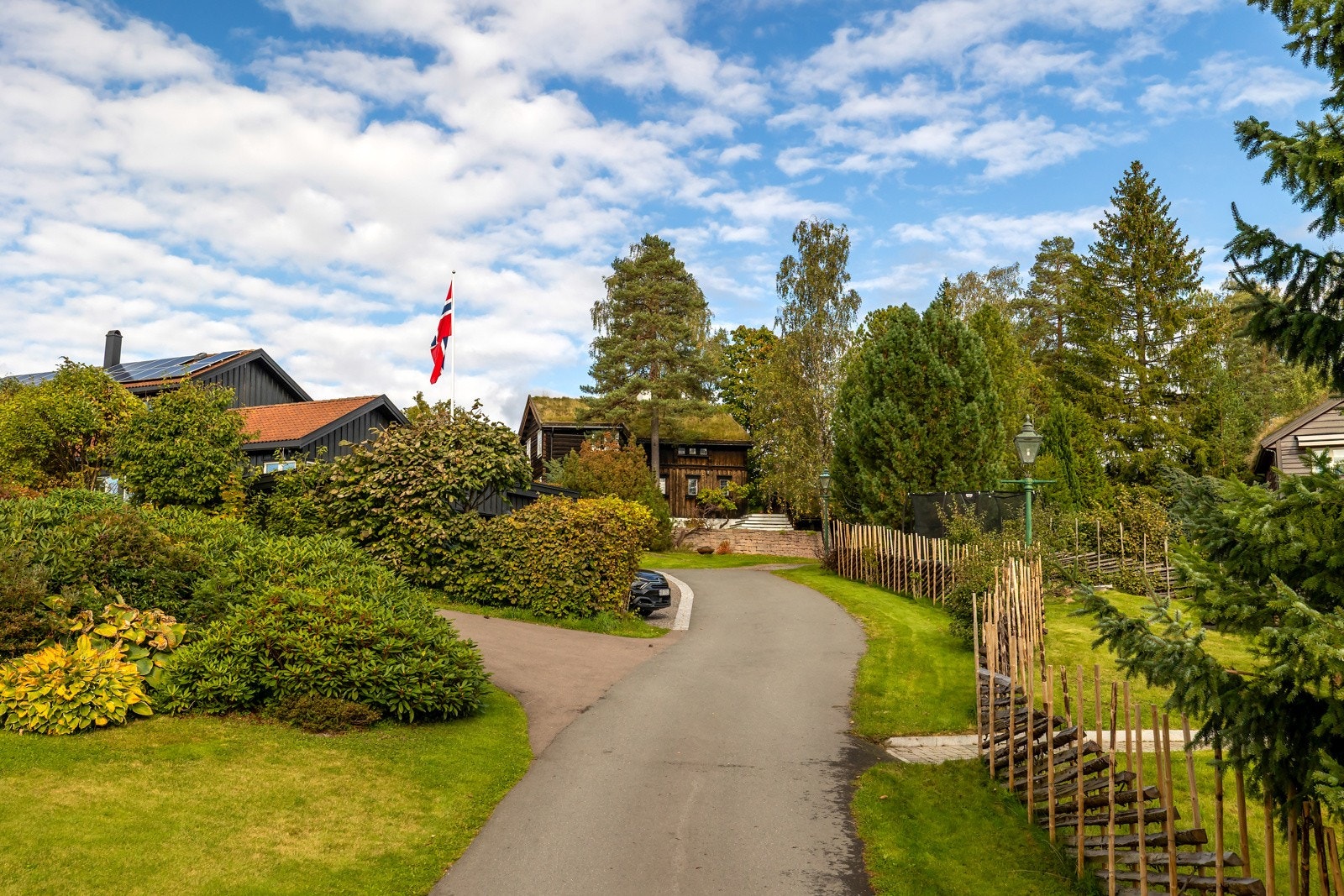 Eiendommen har en skjermet og rolig beliggenhet innerst i en privat blindvei, helt uten gjennomgangstrafikk. Galleribilde