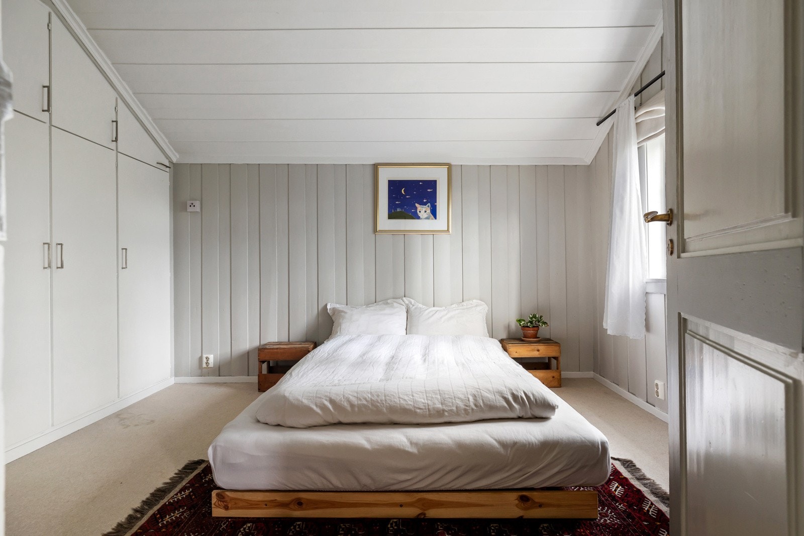 Soverom 2 er lyst og romslig med god plass til dobbeltseng. Galleribilde
