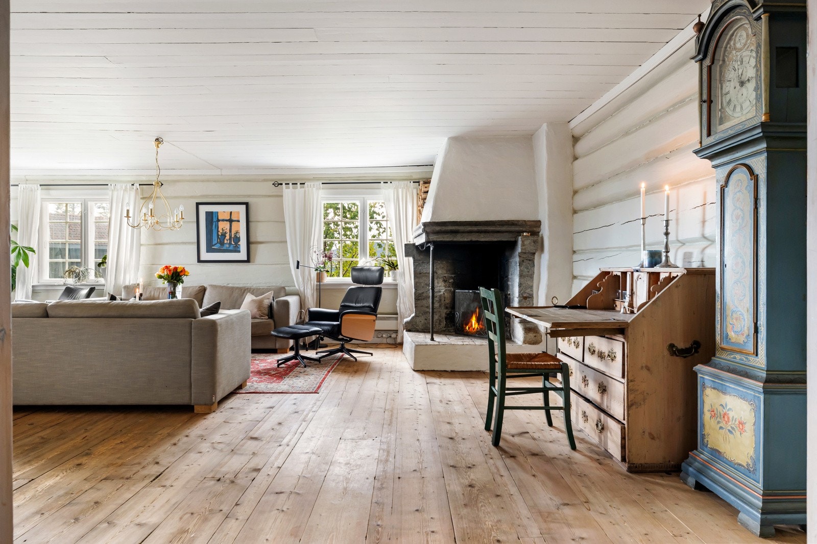 Rommet har god plass til både stor sofagruppe og sitteområde. Galleribilde
