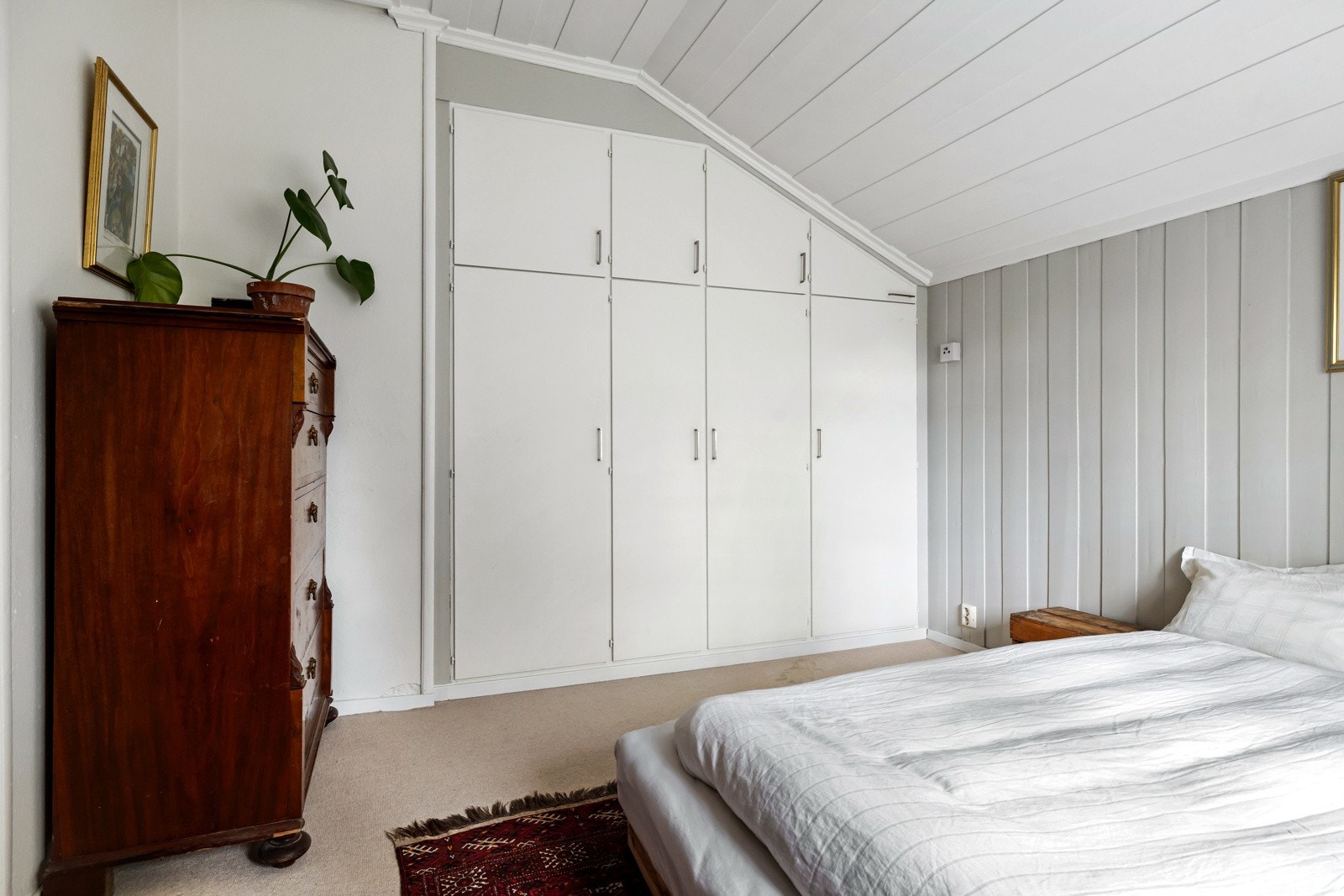 Rommet har innebygde skap som gir rikelig med oppbevaringsplass. Et trivelig rom som passer godt som hovedsoverom, barnerom eller gjesterom. Galleribilde