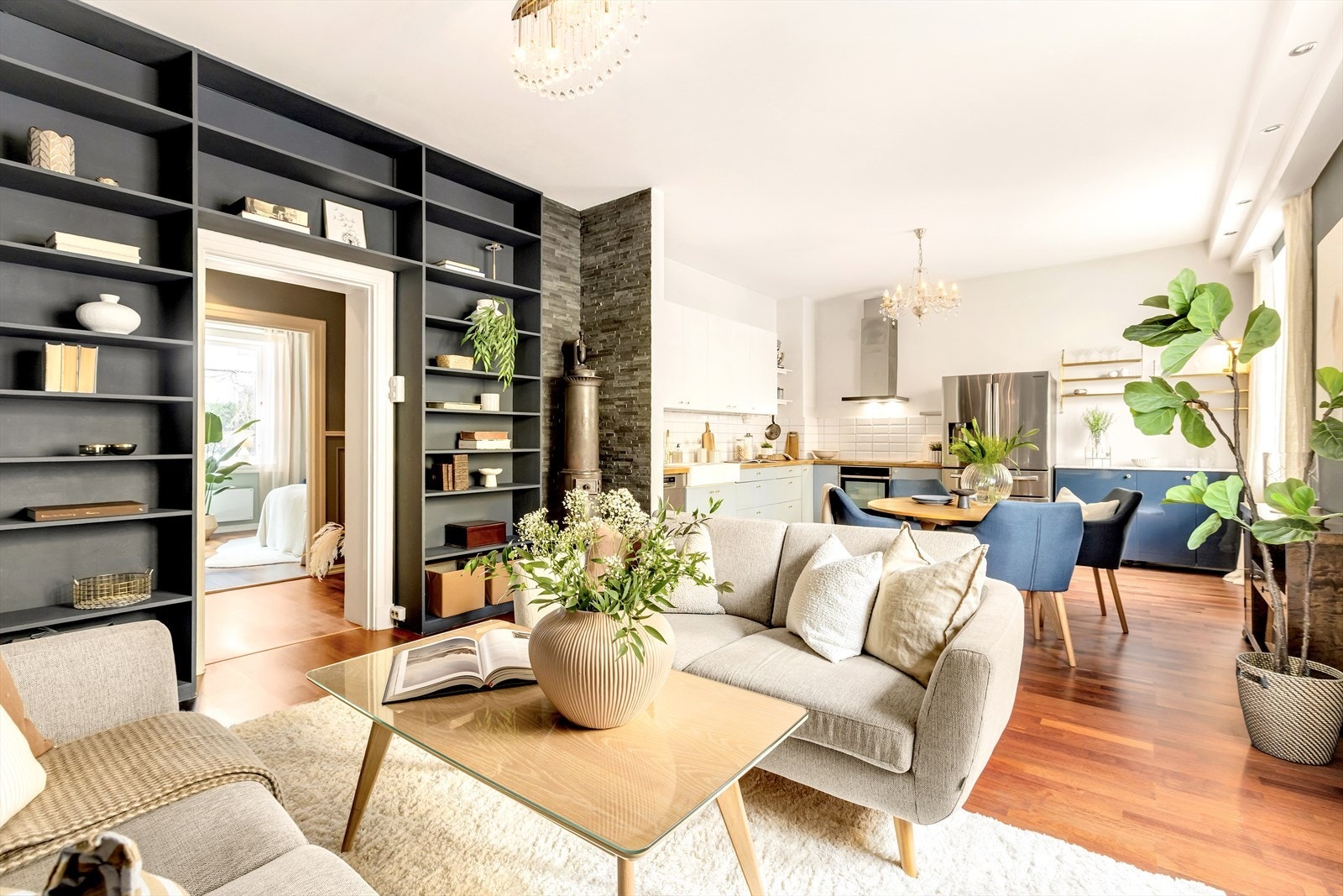 Stuedelen er skjermet, med god plass til sofagruppe og store vindusflater som slipper inn rikelig med naturlig lys. Galleribilde