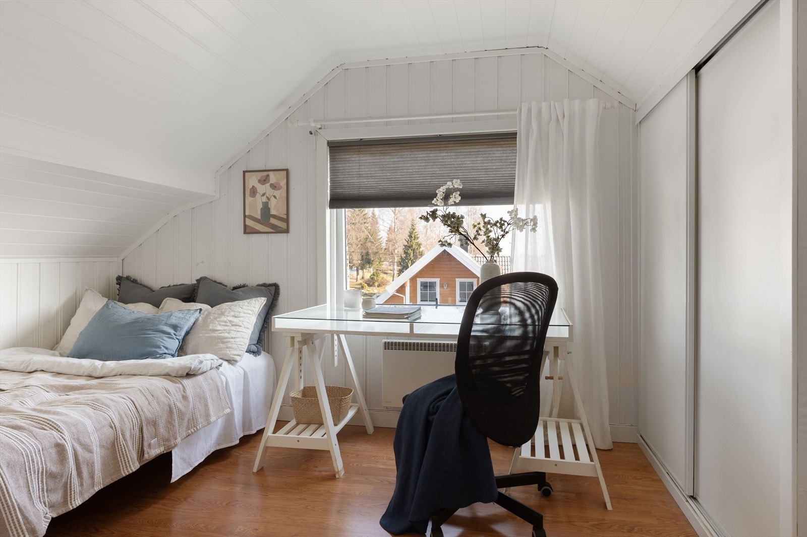 Soverom 1 med skyvedørsgarderobe. Galleribilde