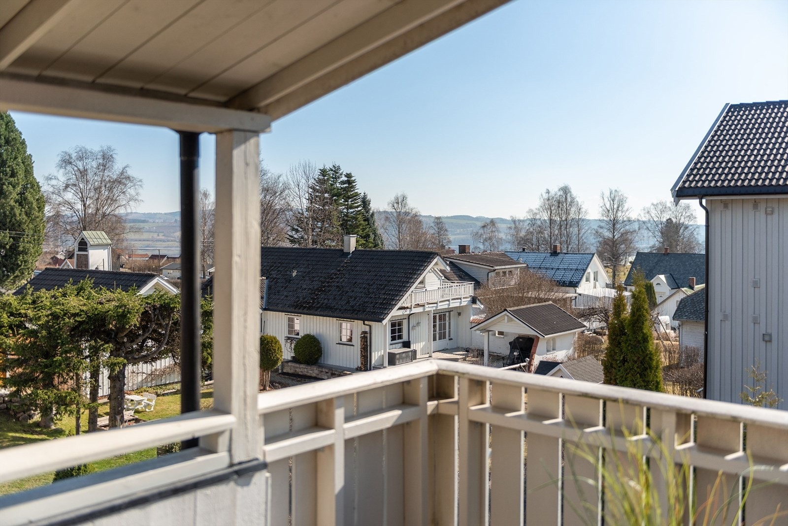 Mjøsgløtt fra veranda. Galleribilde