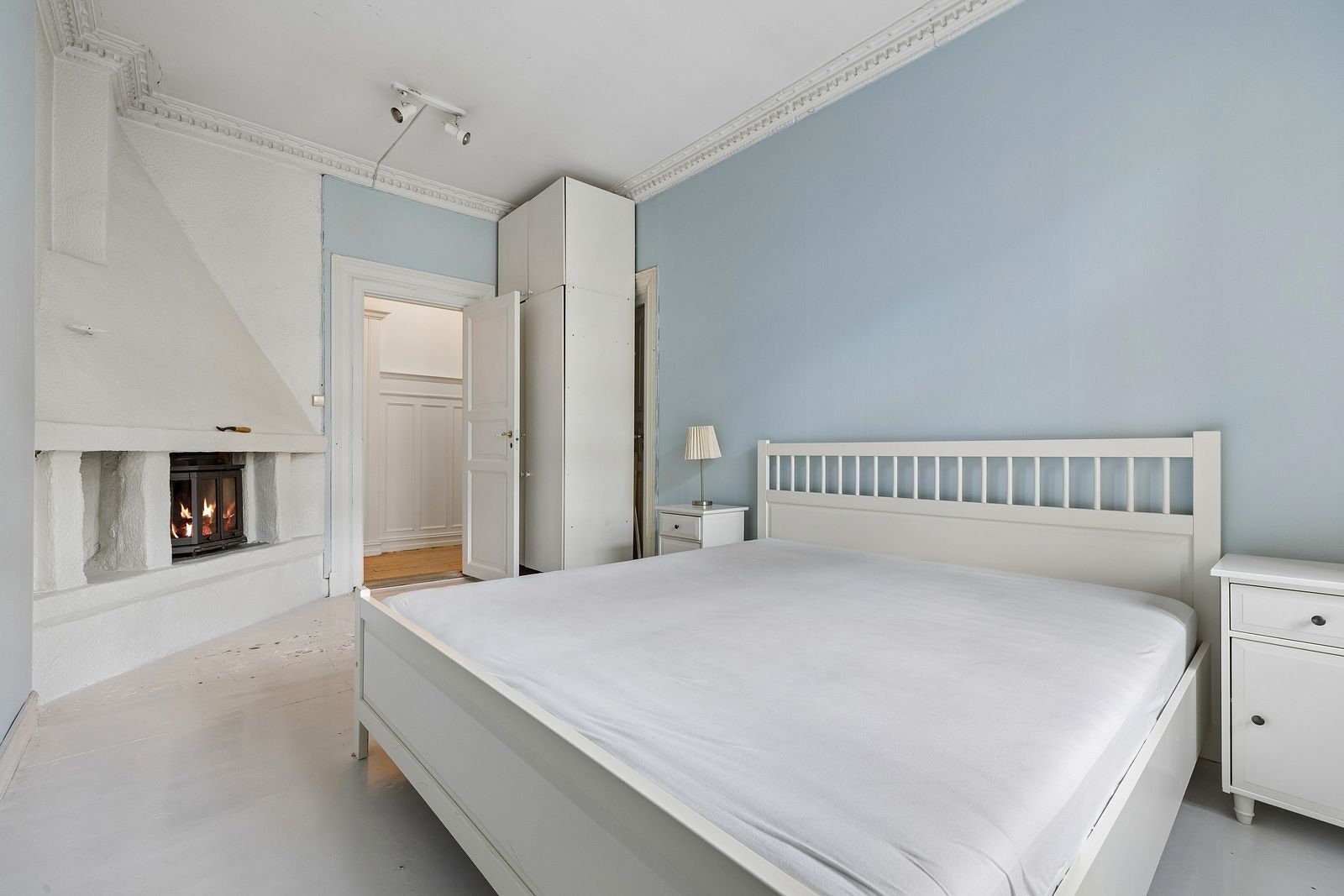 Romslig hovedsom med peis. Galleribilde