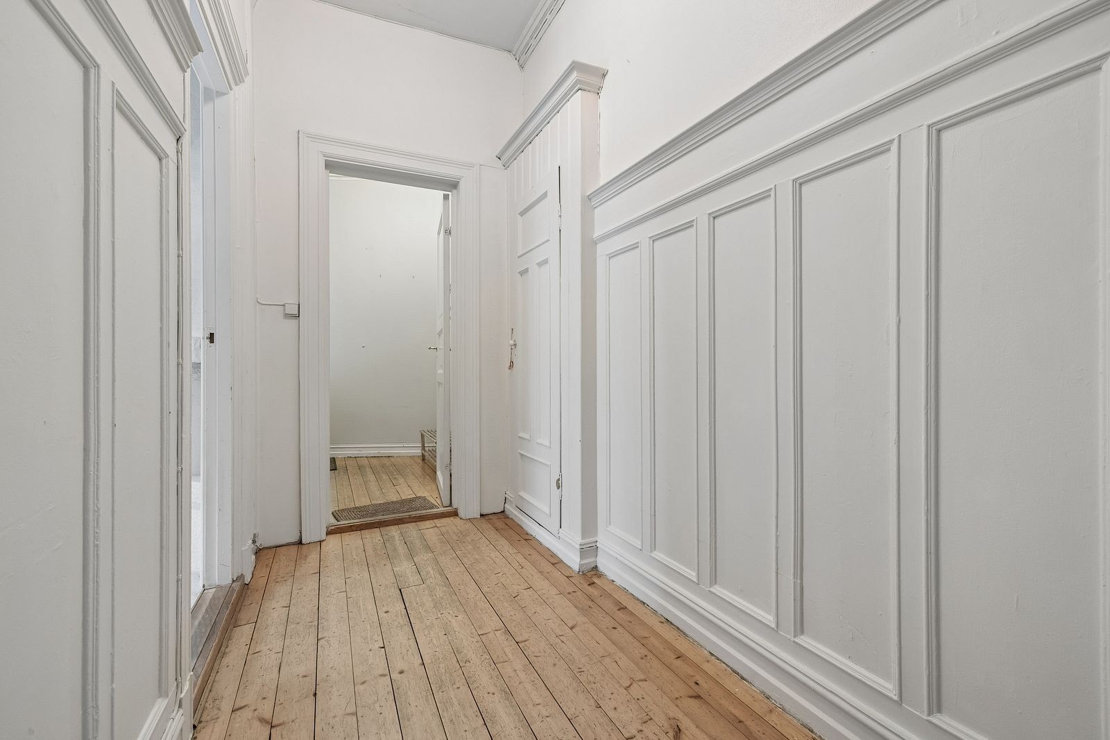 Stor entré med flere oppbevaringsmuligheter. Galleribilde