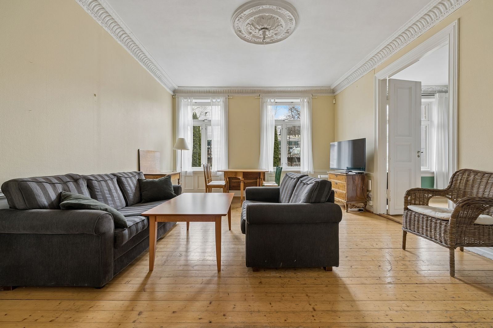 Leiligheten har fine detaljer som stukkatur og rosetter i deler av boligen. Galleribilde