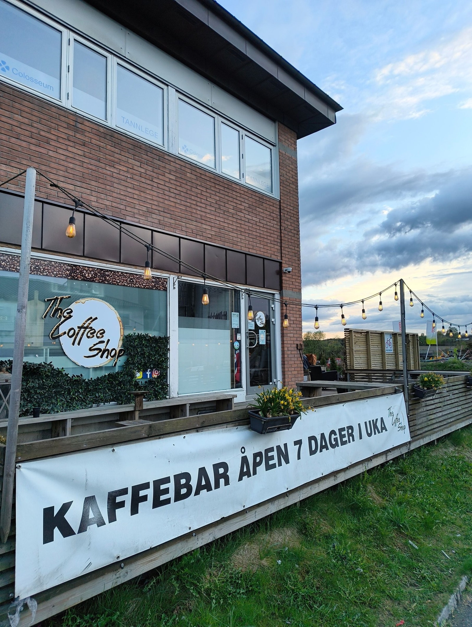The Coffee Shop kaffebar tilbyr bl.a. fredags-quiz, konserter og stand-up. Galleribilde