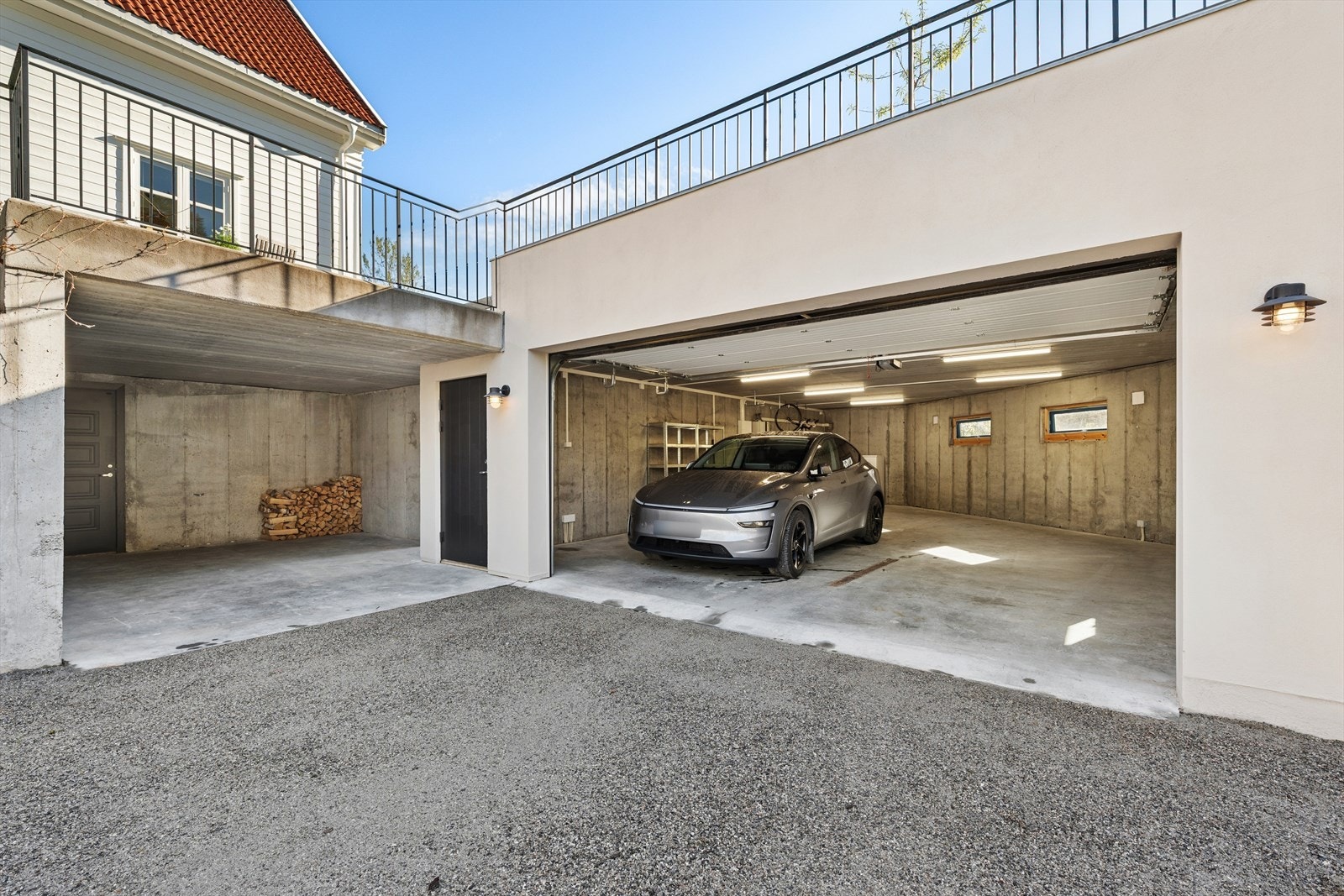 Garasjen har automatisk portåpner og er klargjort for vannbåren gulvvarme. Galleribilde