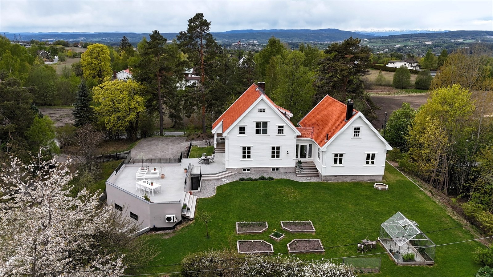 Godt oppvekstmiljø med kort gangavstand langs gangveier til bl.a. skoler, barnehage, idrettsanlegg, lekeplasser og dagligvareforretning. Galleribilde