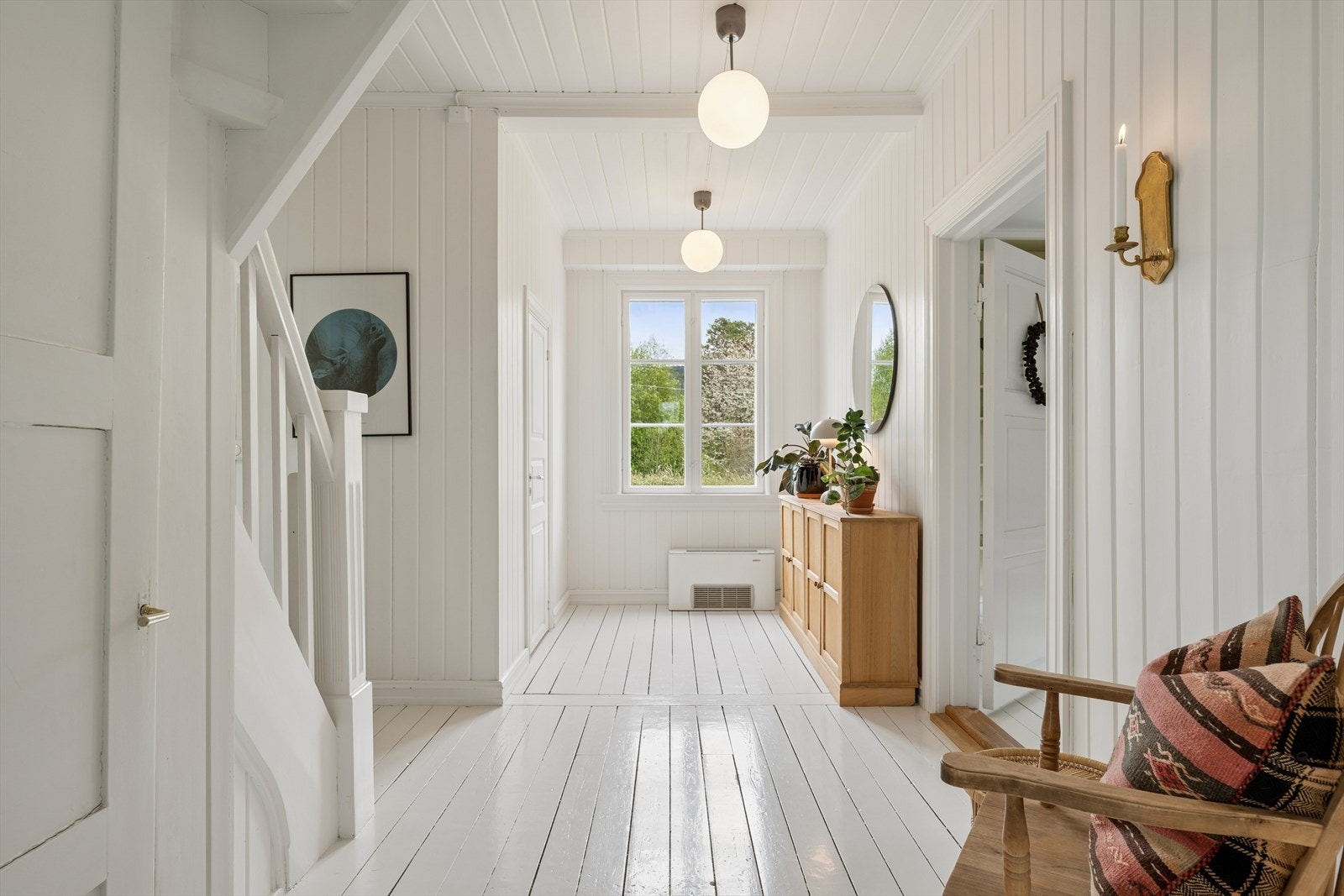 I hallen er det en viftekonvektor for distribusjon av varme fra det vannbårne anlegget. Galleribilde