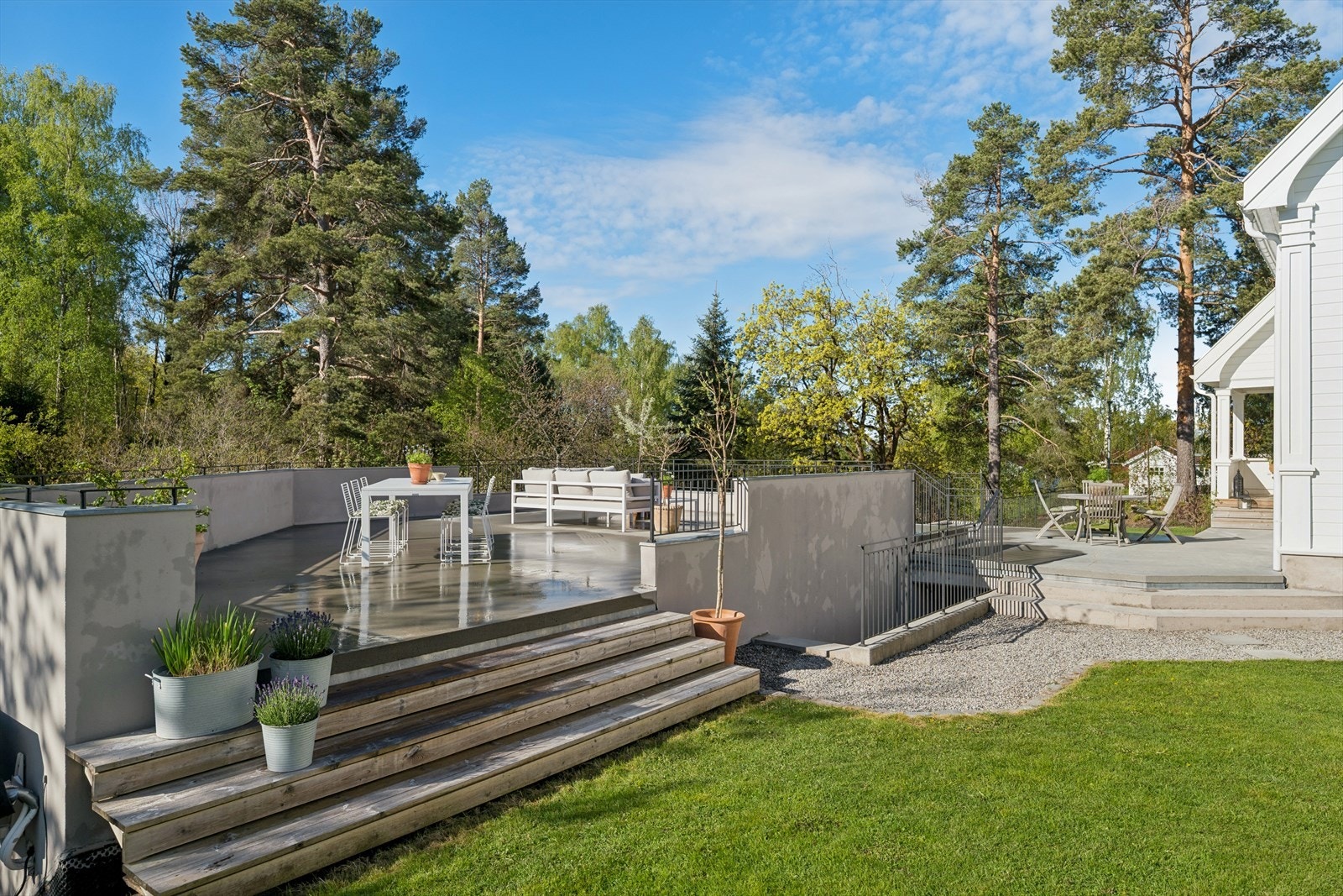 Eiendommen har flere store uteplasser, inkludert en betongterrasse på over 100 m² oppført i 2022. Galleribilde