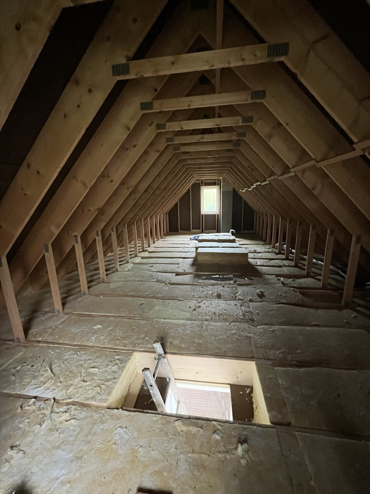 Over tilbygget er det mulighet for å innrede loft. Det er også klargjort røropplegg for etablering av våtrom. Galleribilde