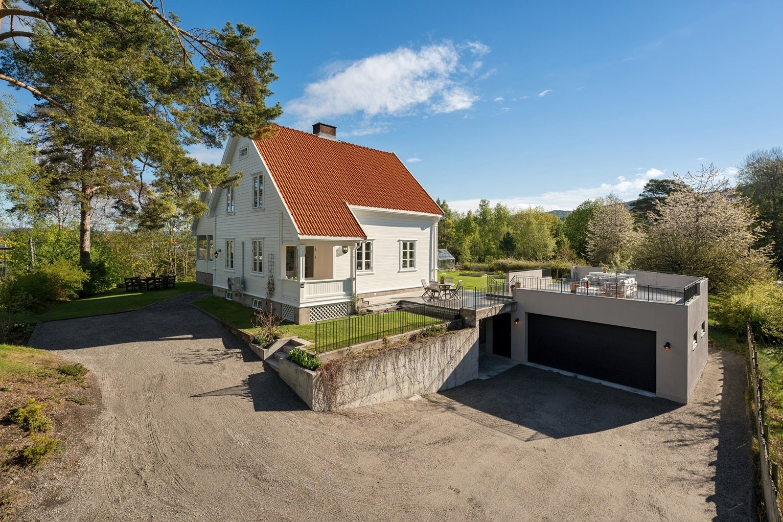 Eiendommen har en moderne og isolert dobbelgarasje på hele 67 m², ferdigstilt i 2022. Galleribilde