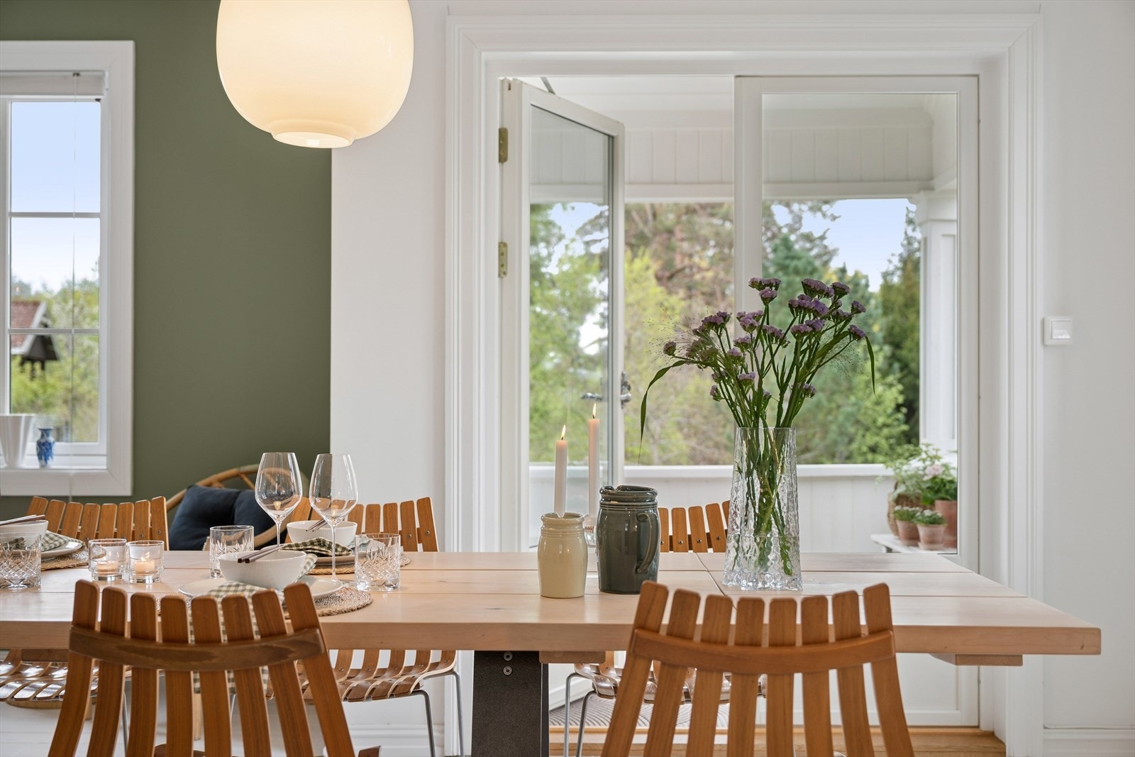 Fra spisestuen er det utgang til overbygget veranda gjennom en to-fløyet terrassedør Galleribilde