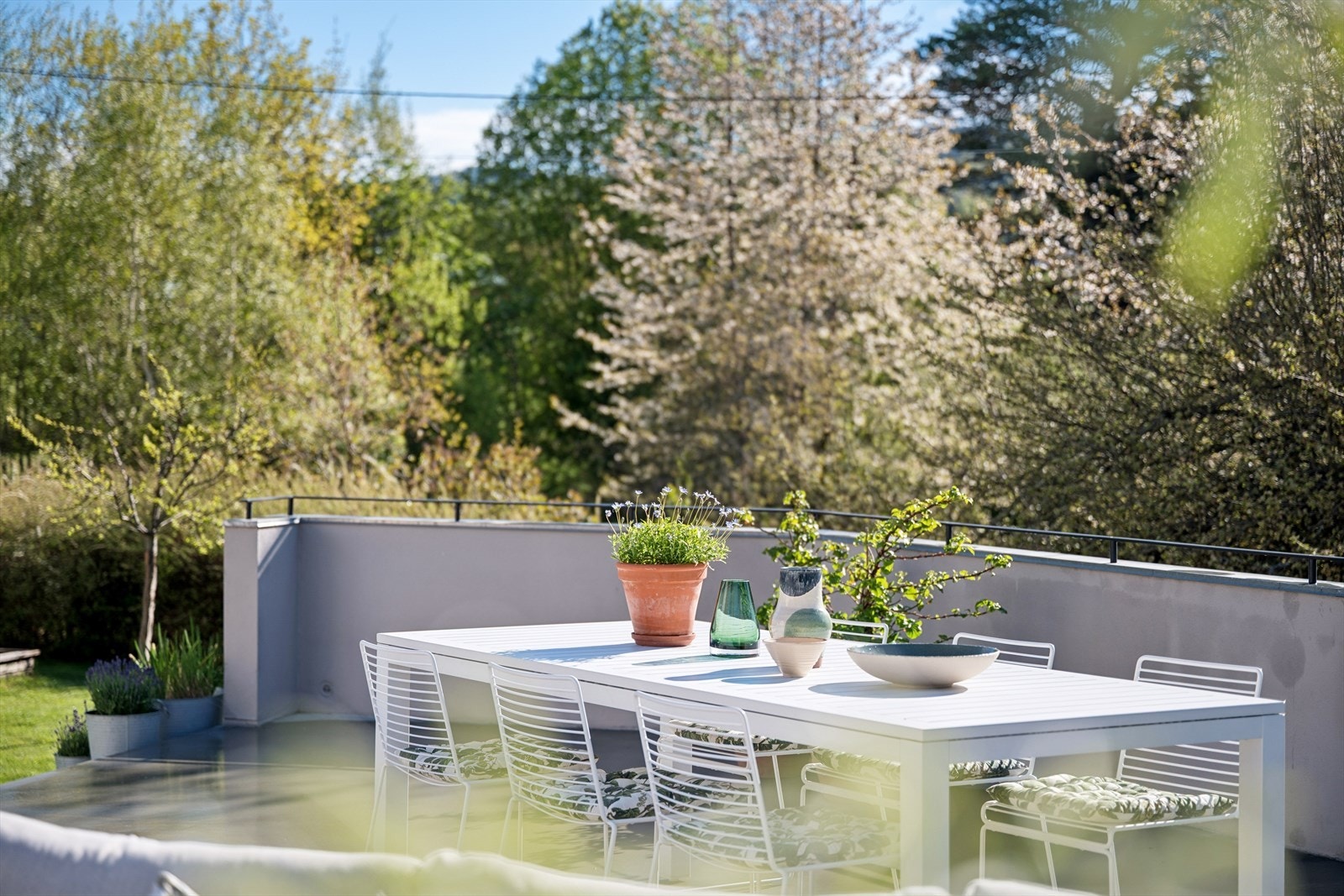 Den romslige terrassen gir perfekte rammer for hyggelige sommerdager og lange kvelder med familie og venner. Galleribilde