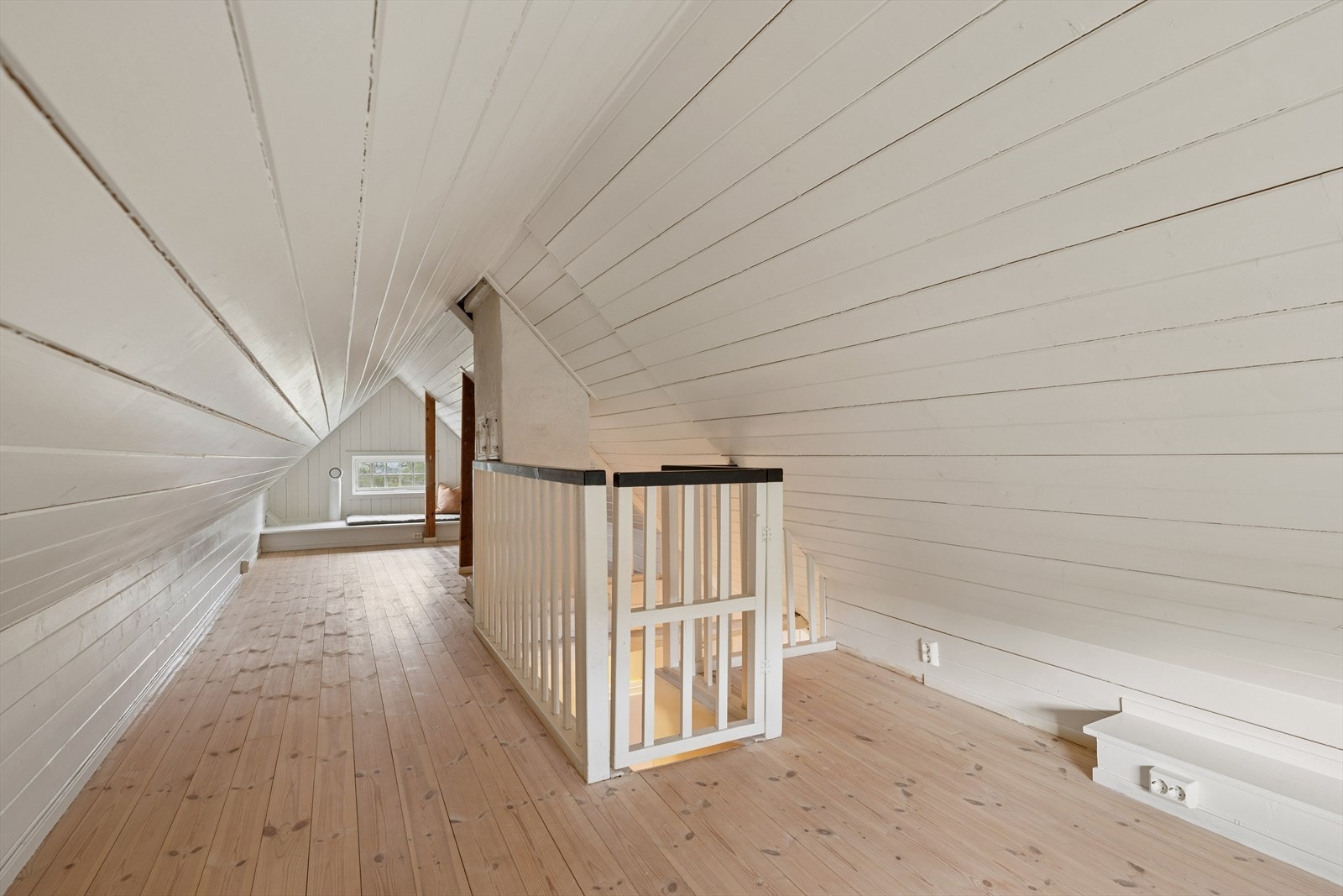 Hemsen er et hyggelig bonusareal med behandlet tregulv og malt panel. Galleribilde