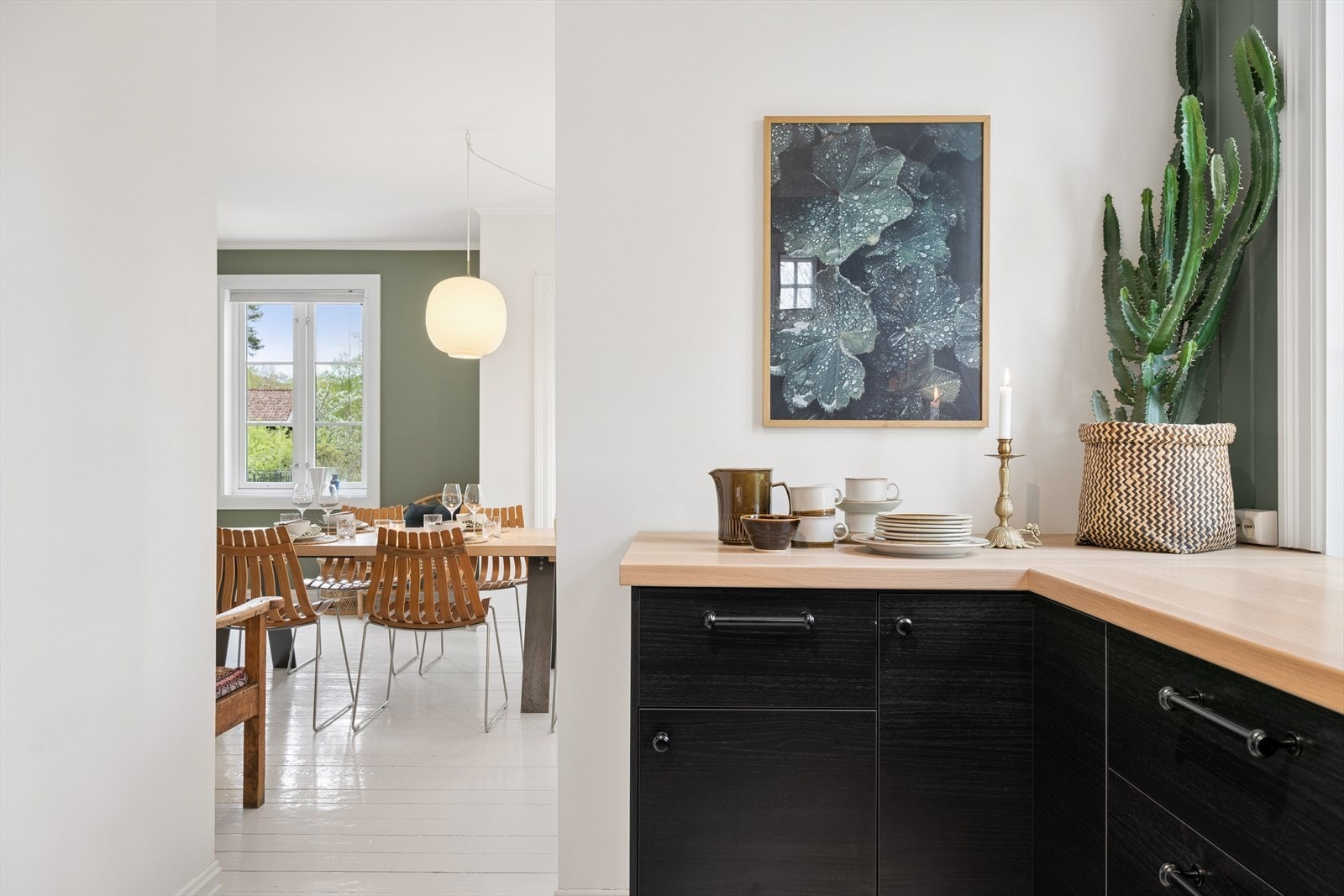 Boligen har en gjennomgående stil der klassiske detaljer som malte tregulv møter moderne fargevalg. Galleribilde
