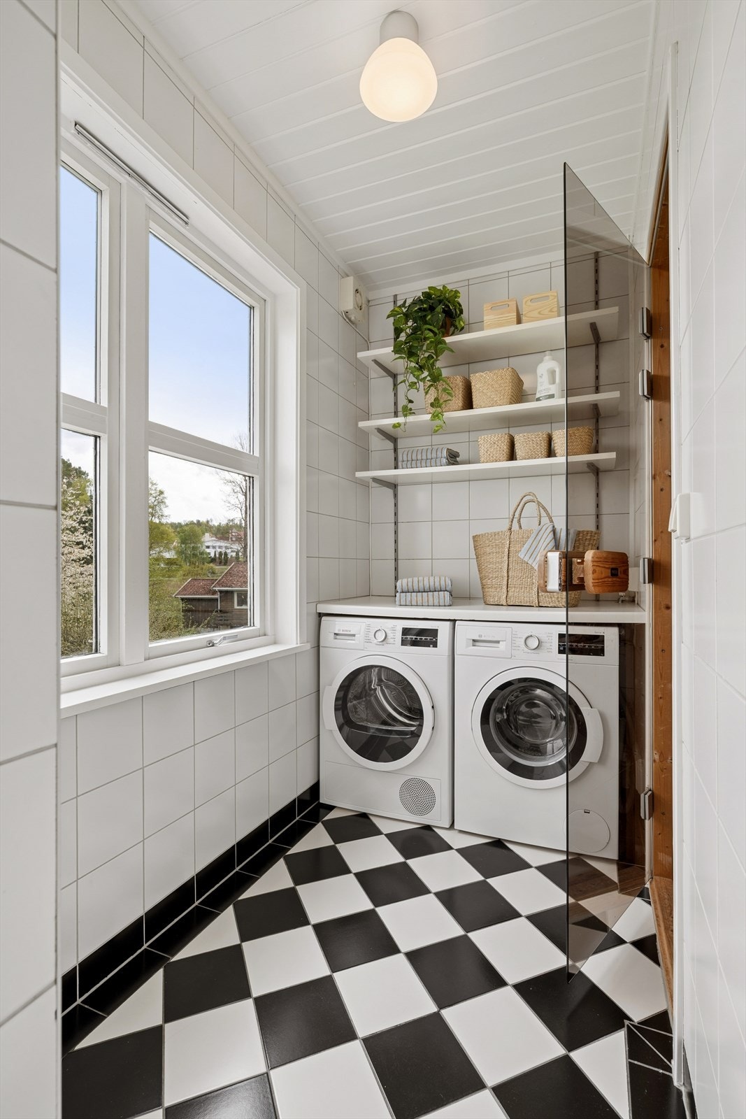 I tilknytning til badet er det etablert et eget hjørne for vaskemaskin og tørketrommel. Galleribilde