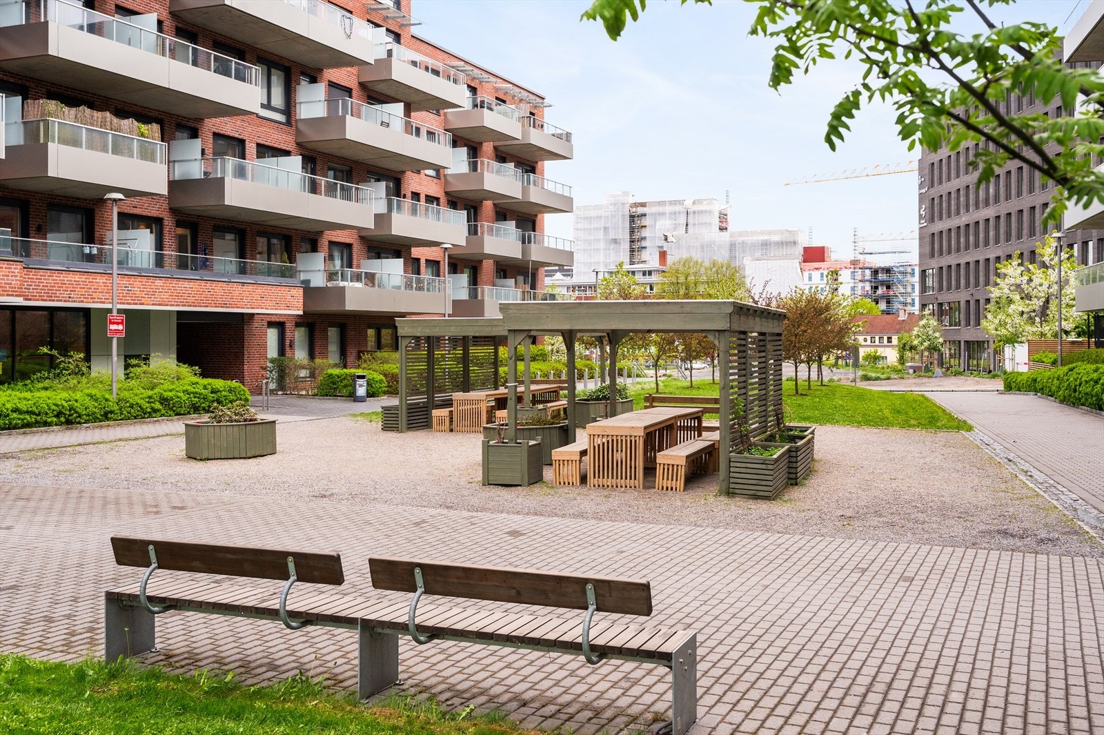 Fellesområdene er pent opparbeidet med gangstier, pergola med sittegrupper og ellers koselig beplantning. Galleribilde