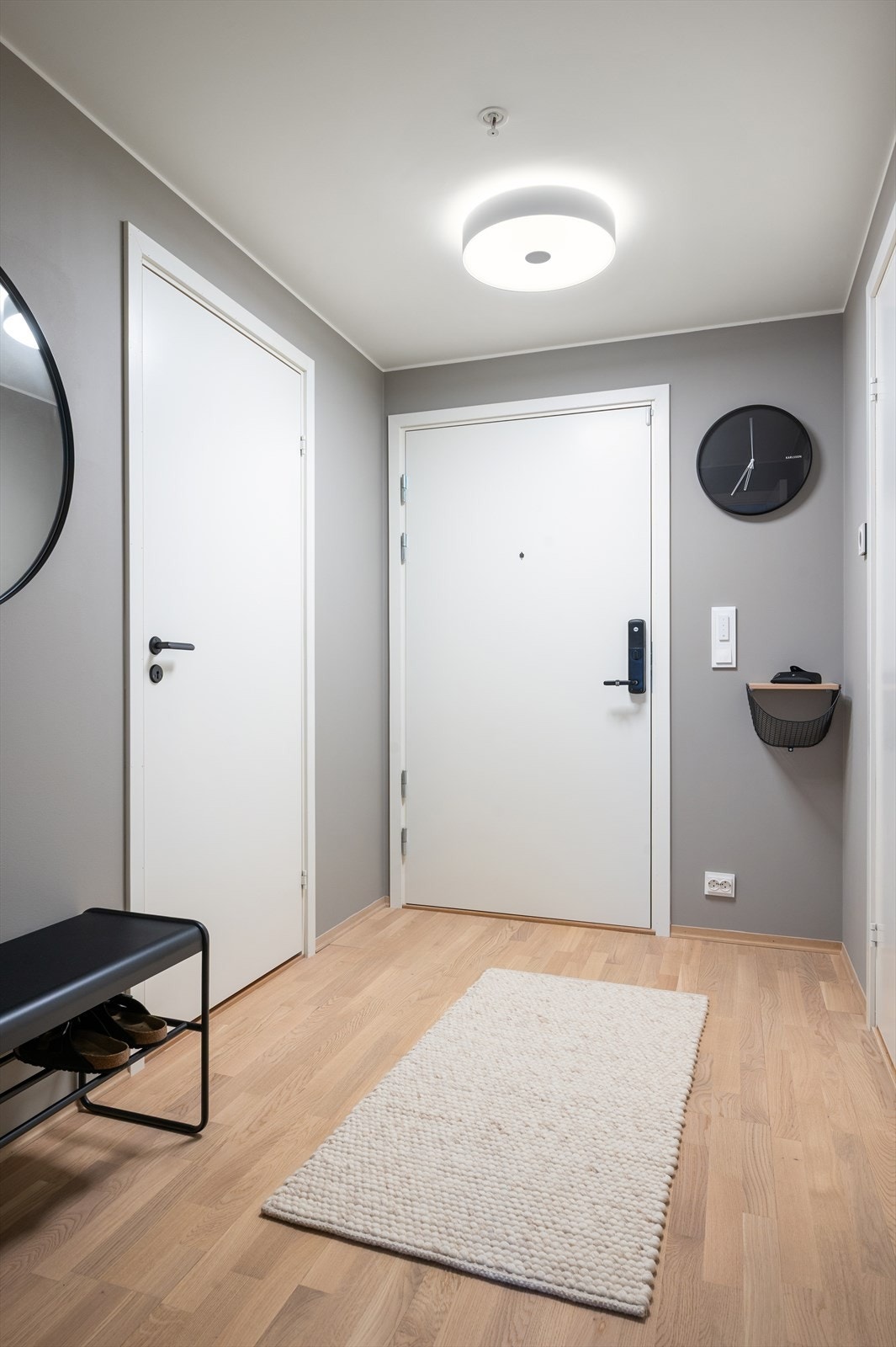 Innbydende entré med god plass til oppheng av yttertøy og plassering av sko. Galleribilde