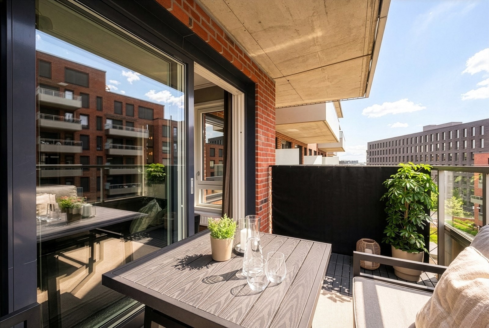 Balkongen har god plass til sitte- eller loungegruppe, grill og hyggelig beplantning, og fungerer som en naturlig forlengelse av boligen i sommerhalvåret. Bildet er AI-generert ved at sollys er digitalt tilført. Galleribilde