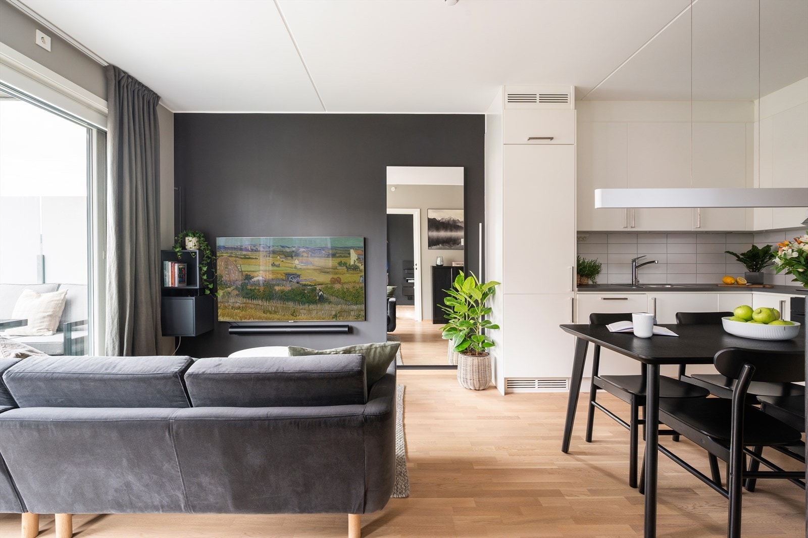 Stuen har videre flott parkett på gulv og er malt i en lun fargetone. Galleribilde