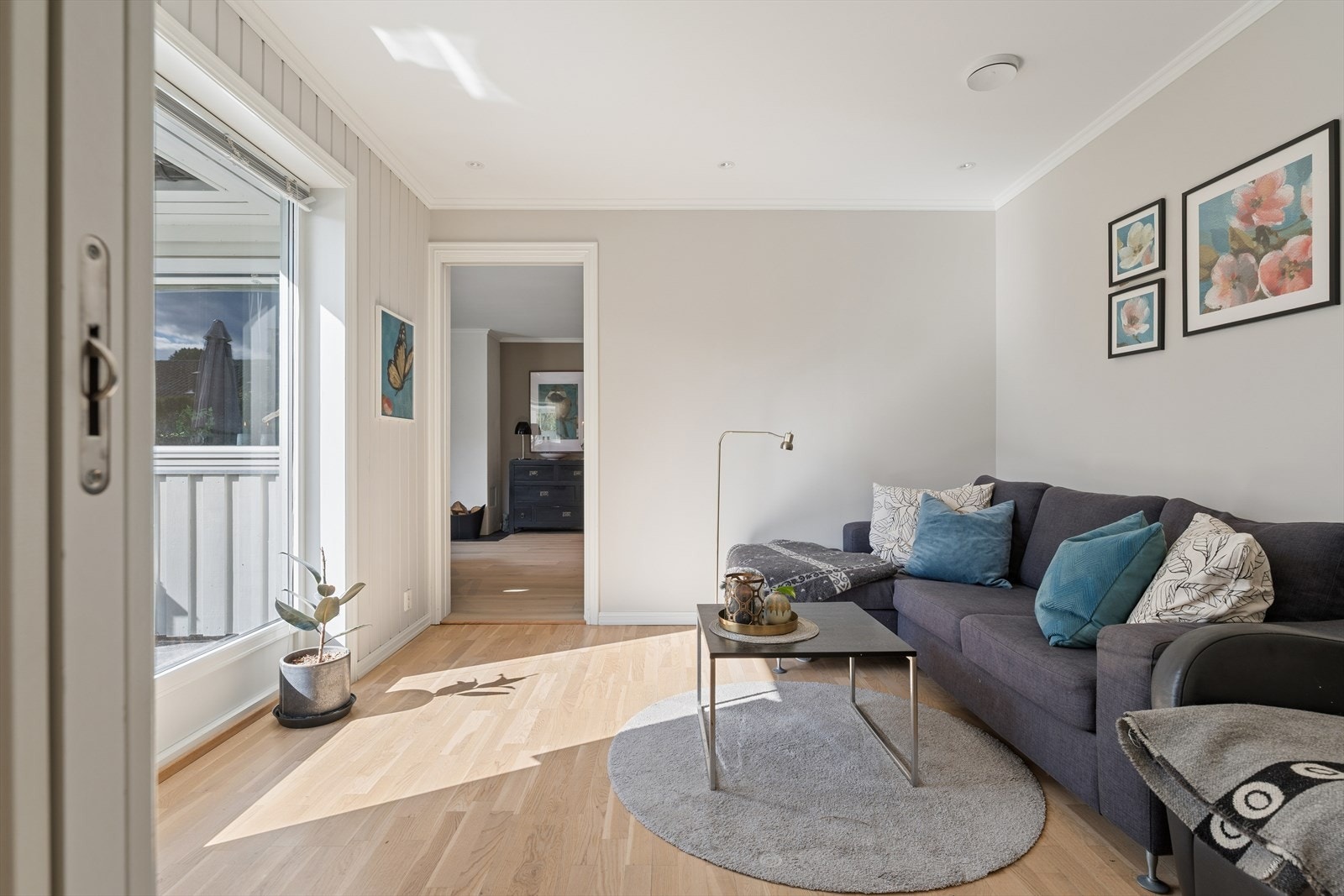 TV-stue med inngang fra hovedstue og kontor/soverom. Galleribilde