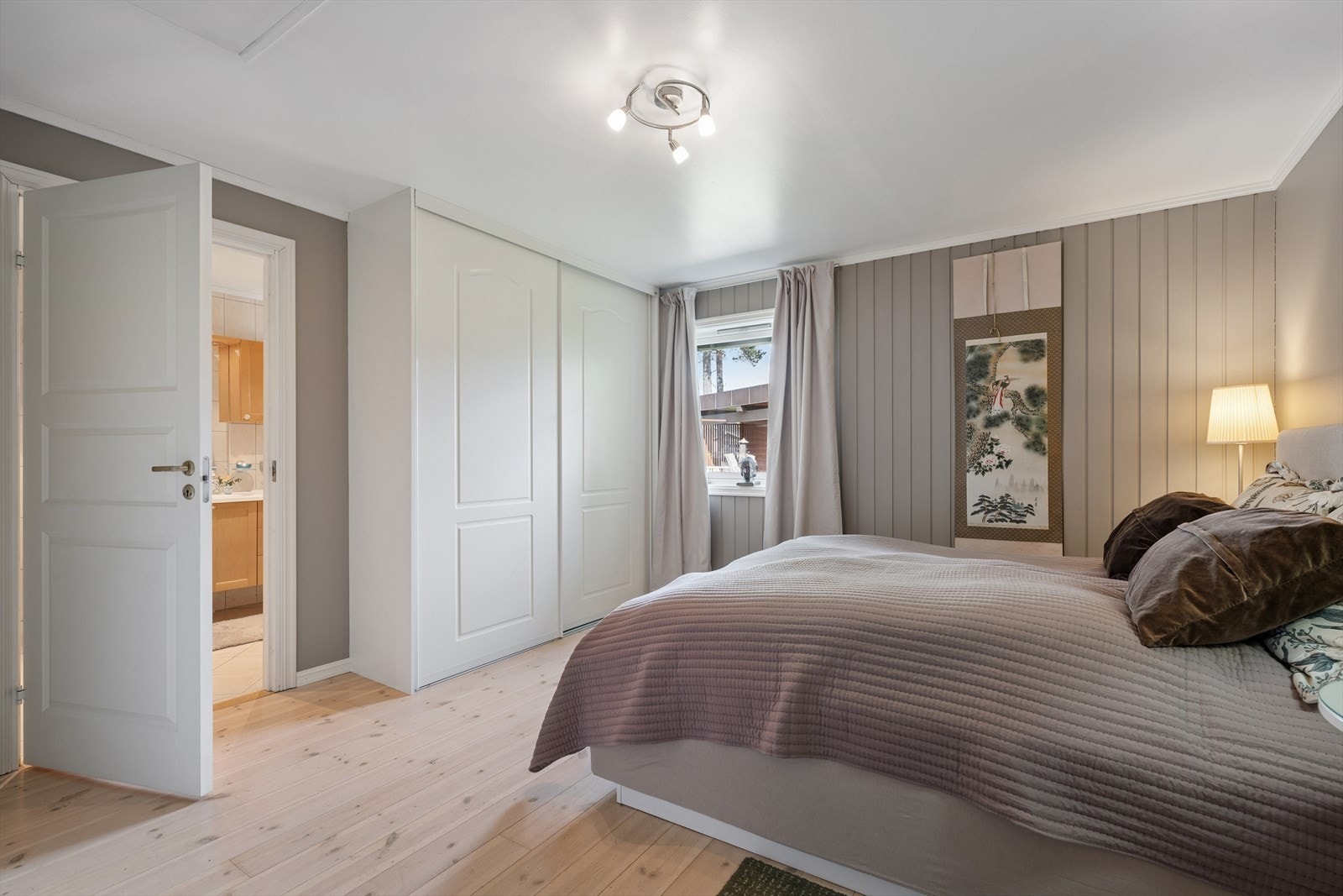 Hovedsoverom med god plass til dobbeltseng og garderobeløsning, samt inngang til eget bad. Galleribilde
