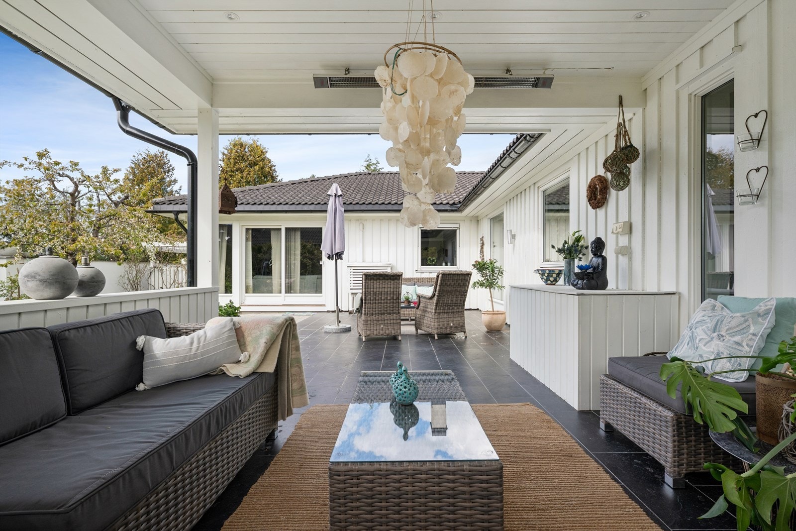 Overbygget uteplass med downlights og 2 varmelamper i taket, et lunt sted for kveldene. Galleribilde