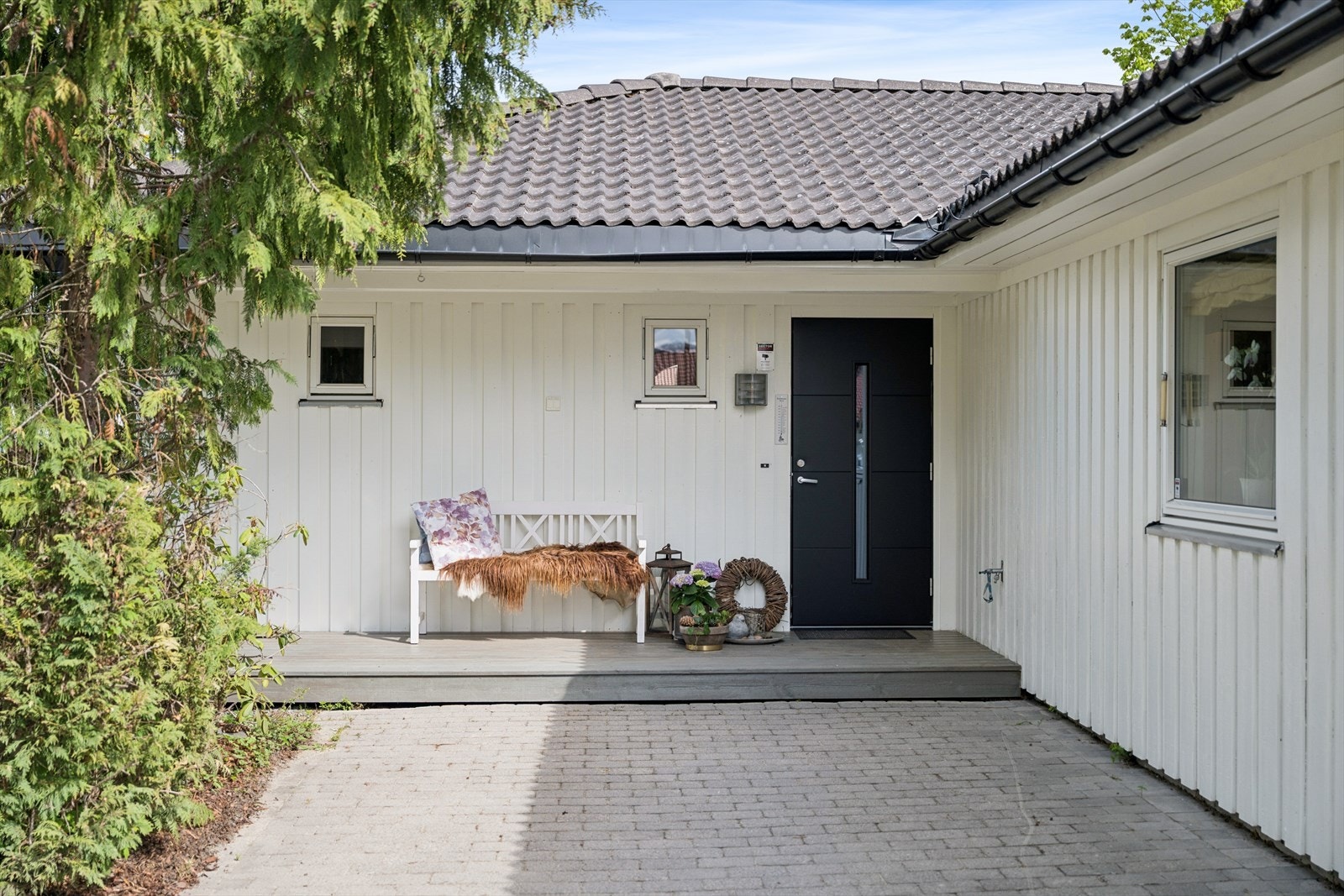 Overbygget inngangsparti ved hovedinngangen. Galleribilde