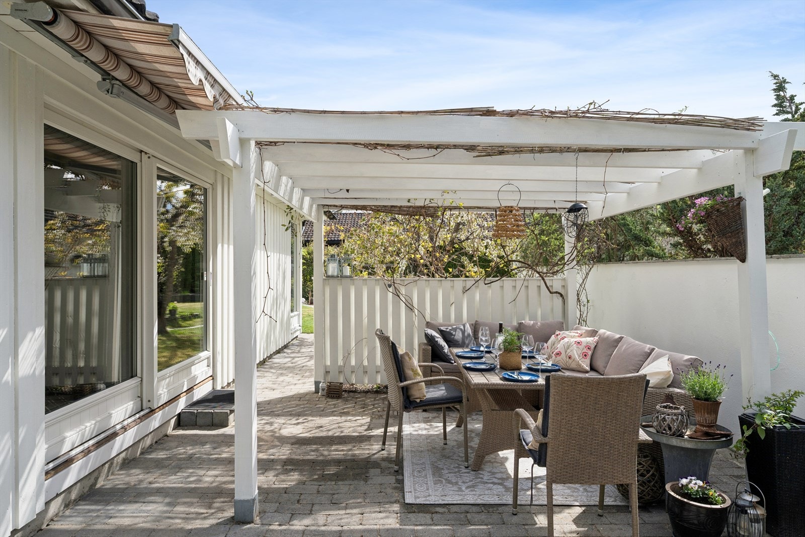 En usjenert uteplass med pergola med adkomst fra kjøkkenet, perfekt for å spise ute. Galleribilde