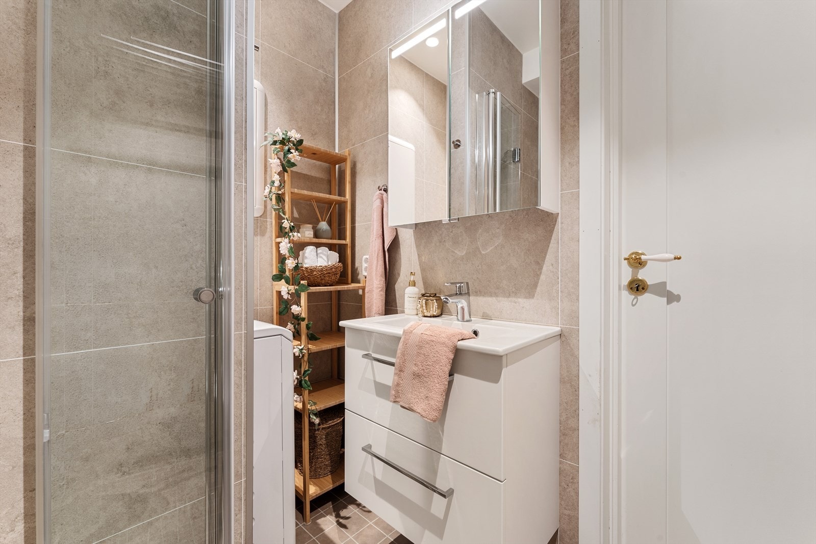 - På badet er det opplegg for vaskemaskin (det er også vaskekjeller i sameiet for dem som heller ønsker å benytte seg av det) - Galleribilde