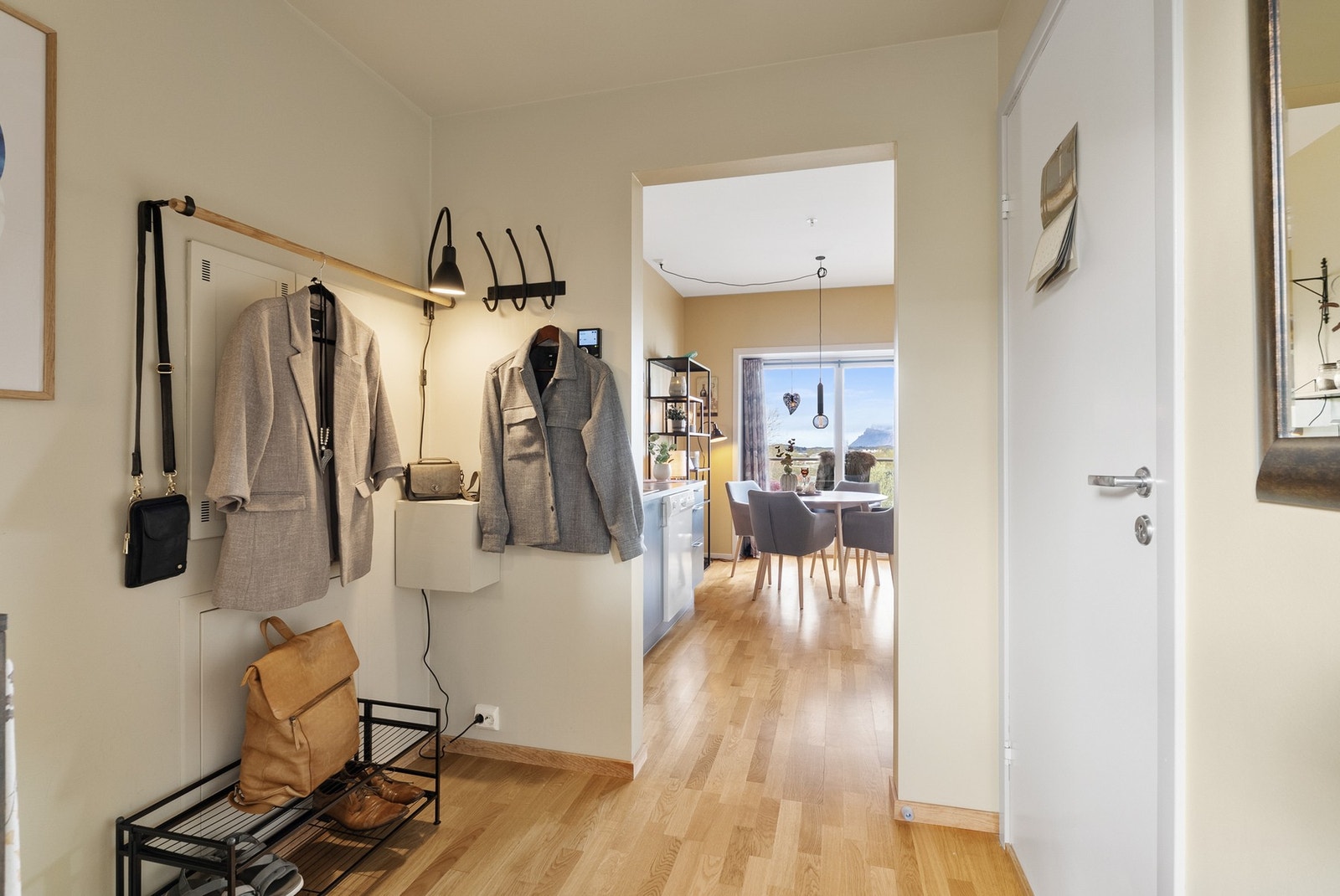 Leiligheten ligger i byggets 2. etasje og har enkel adkomst med heis. Galleribilde