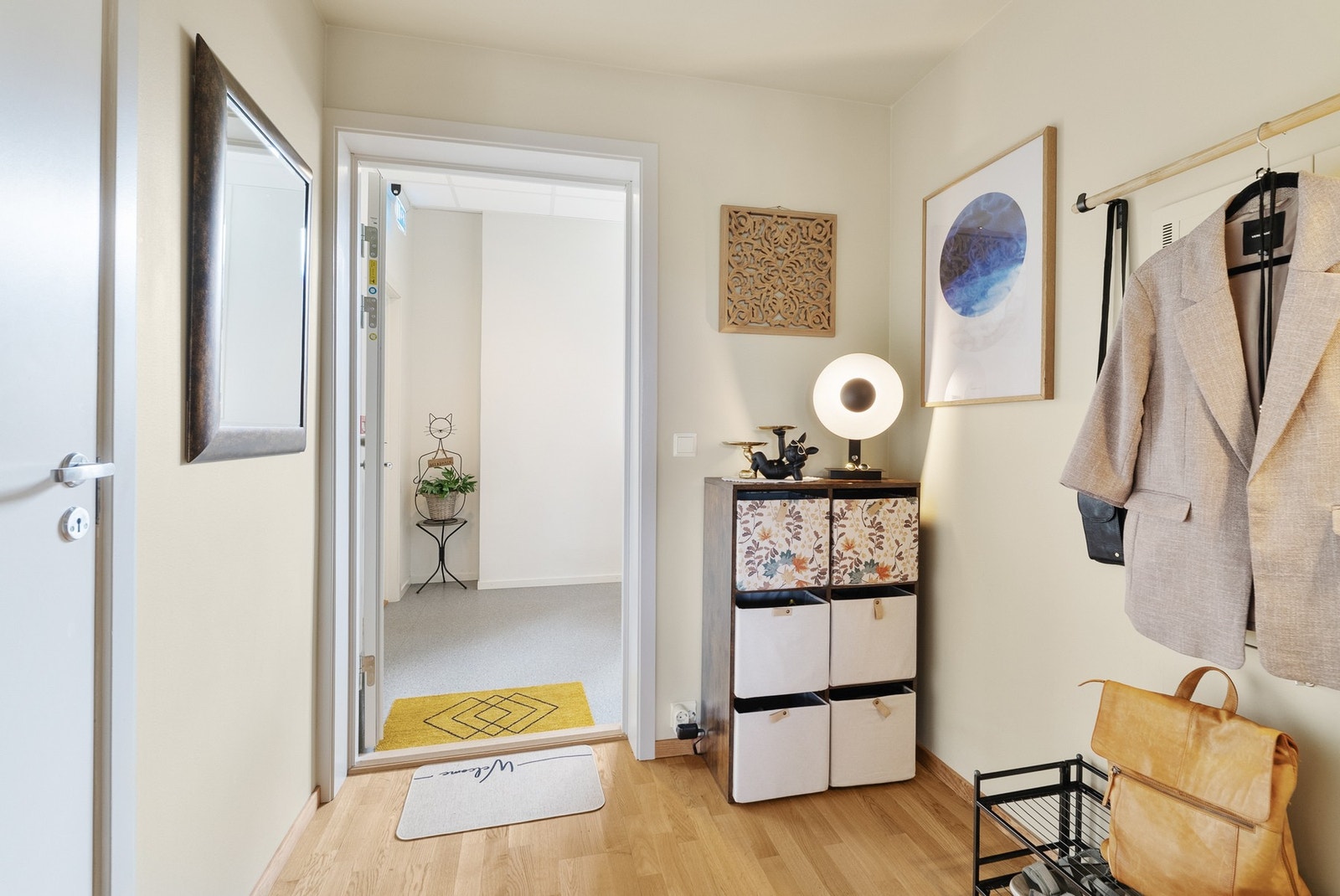 Romslig entré med god armplass. Til høyre i entréen kommer man til badet. Galleribilde