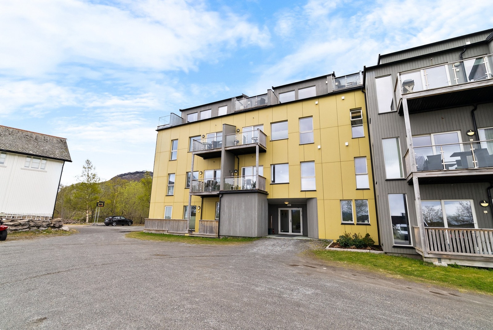 Parkering på felles oppstillingsplass. Galleribilde