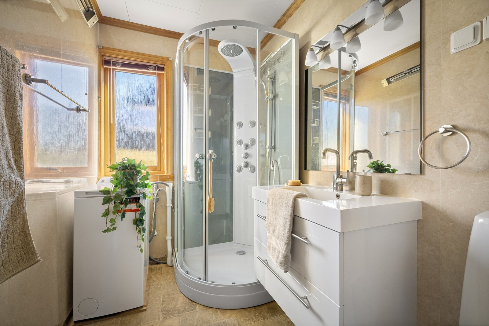 Badet er på 6,5 kvm og er innredet med toalett, servant og dusjkabinett. Galleribilde