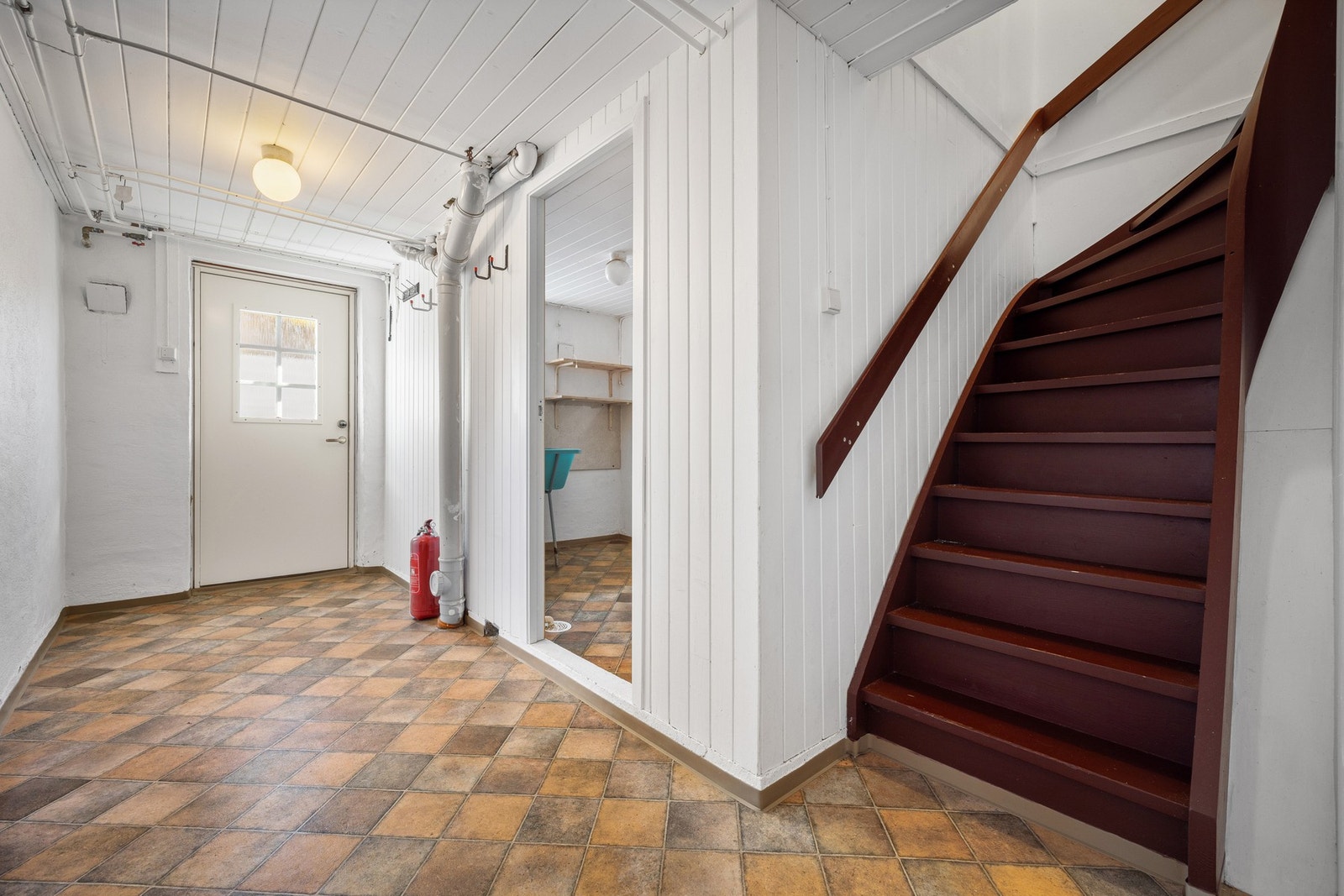 Det er egen inngang til underetasjen. Galleribilde