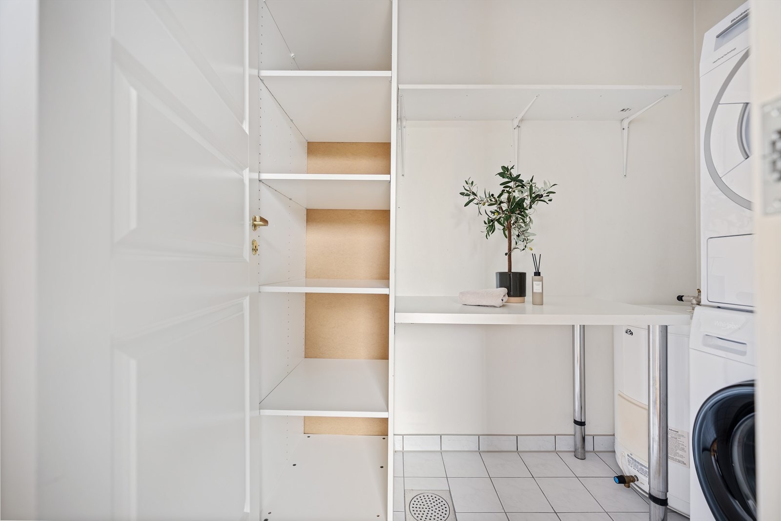 Leiligheten har også et praktisk vaskerom Galleribilde