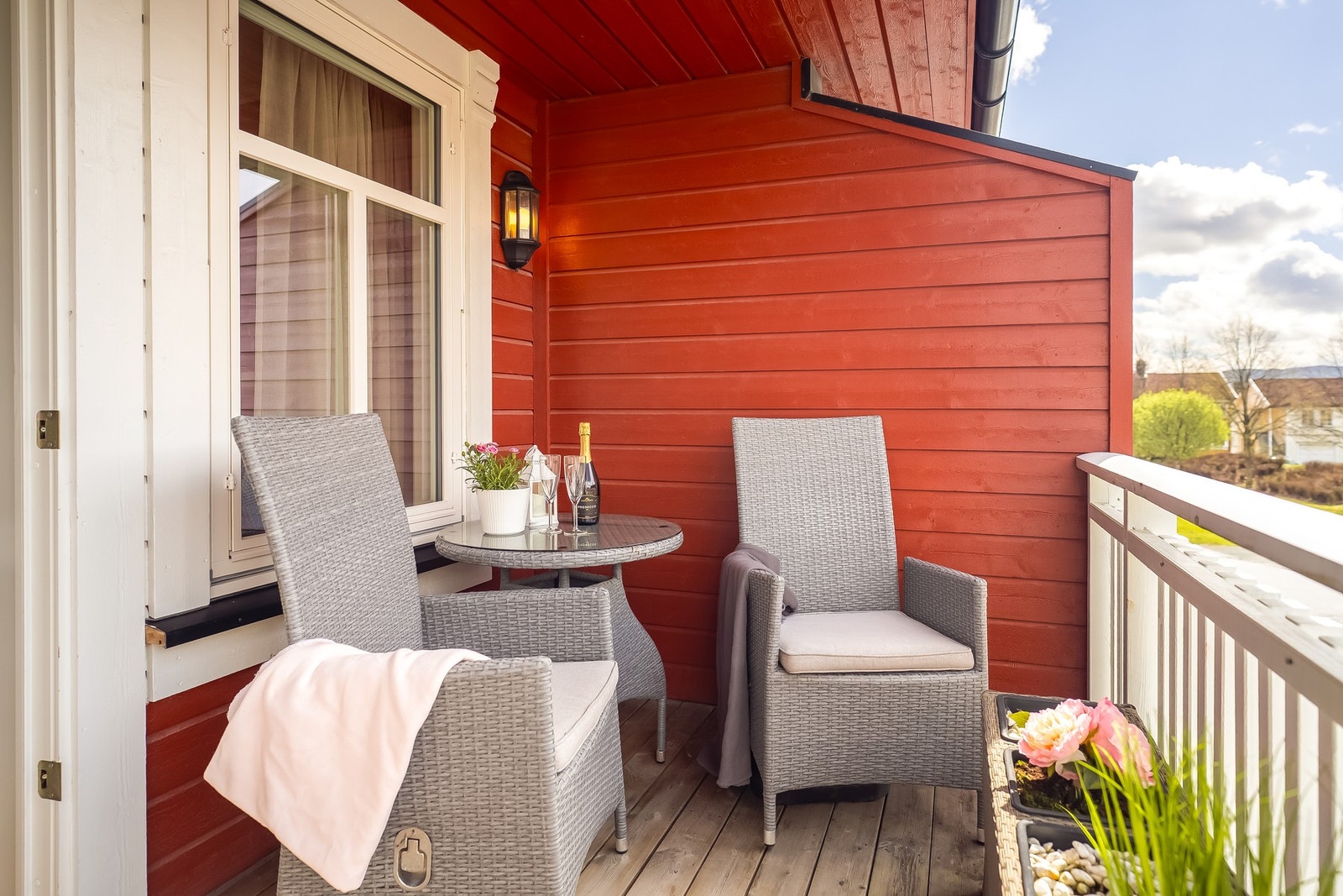 Her fra veranda direkte ut fra stuen. Med ettermiddag og kveldssol. Galleribilde