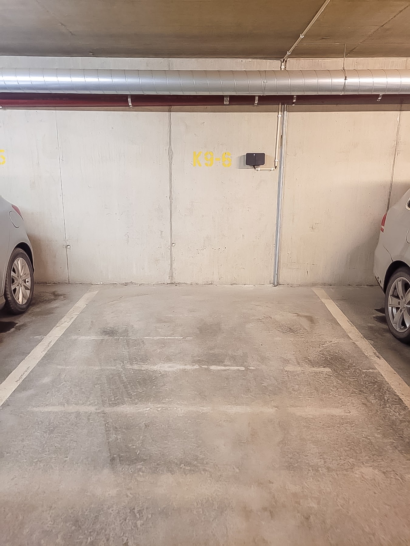 P-plass i garasjekjeller med elbil-lader. Galleribilde