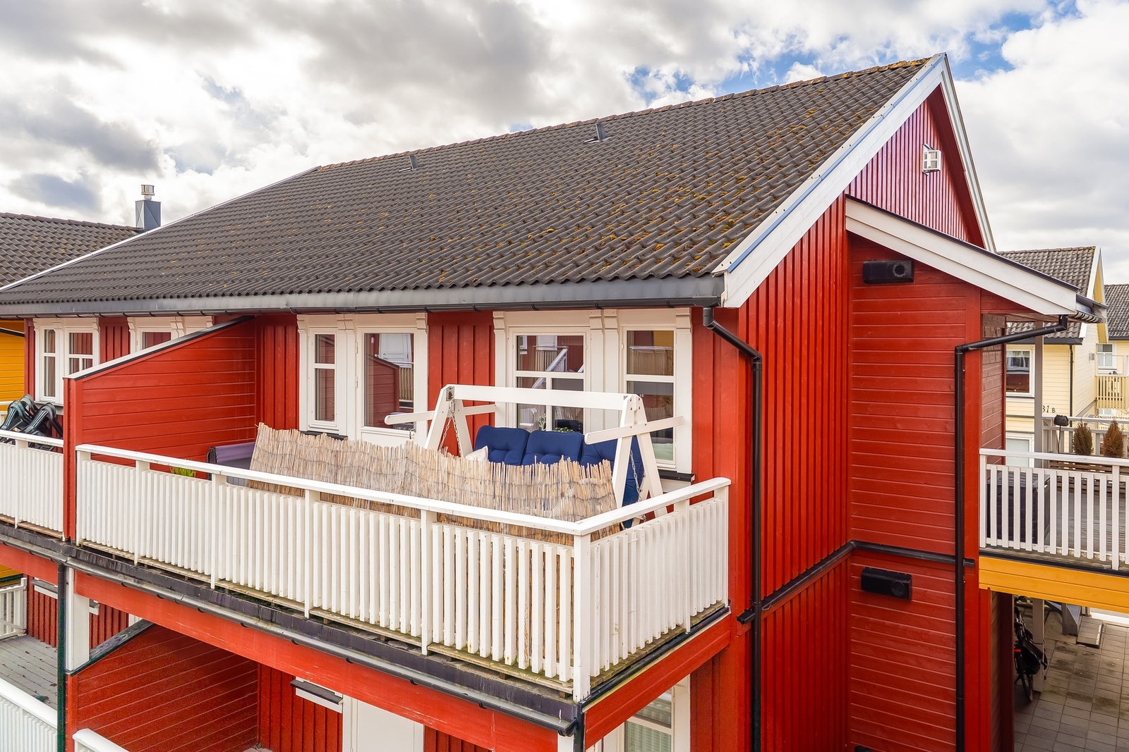 I tillegg har man veranda rett ut fra hovedsoverommet, som vender inn mot et rolig tun. Her har man morgen og formiddagssol. Galleribilde