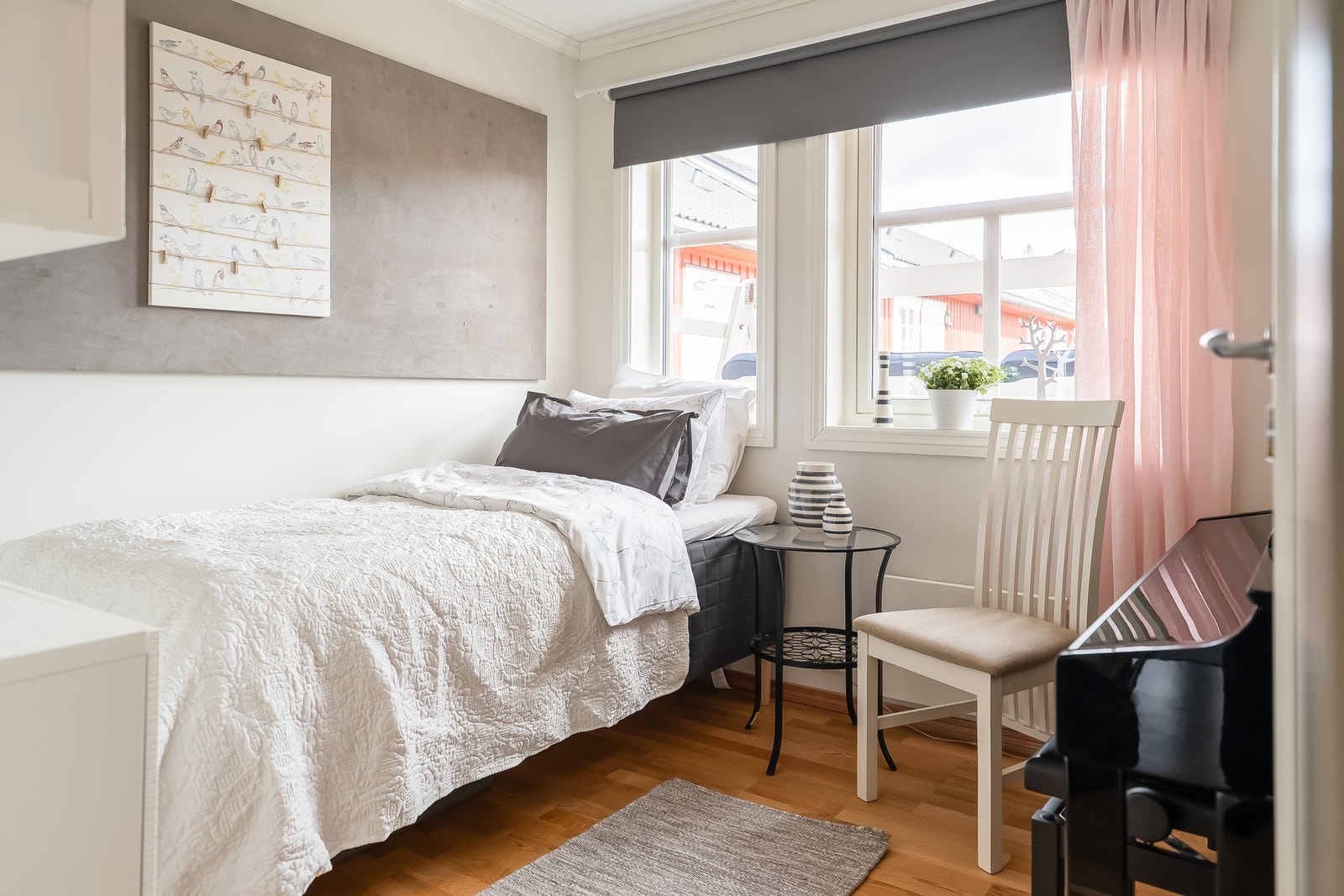 Soverom 2 med plass for seng og skrivebord/garderobe. Galleribilde