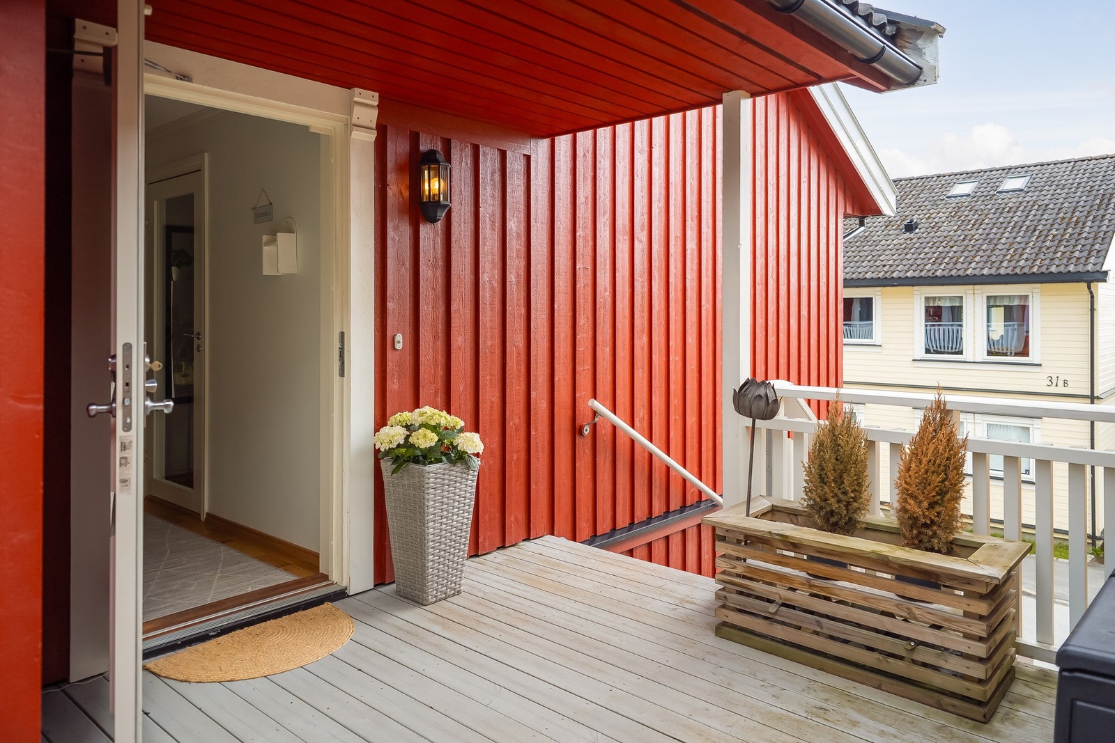 Takoverbygget inngangsparti med fin plass utenfor. Galleribilde