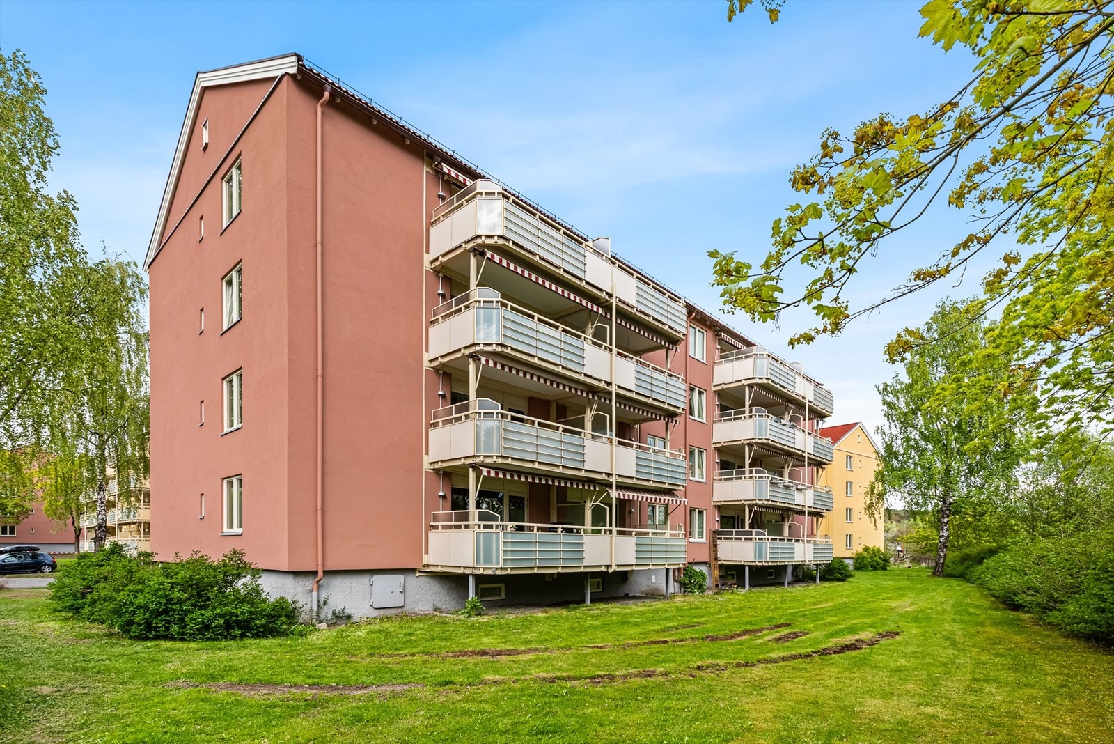 Borettslaget Årvoll Vest består av 224 boliger og er tilknyttet Usbl. Borettslaget praktiserer forkjøpsrett. Galleribilde