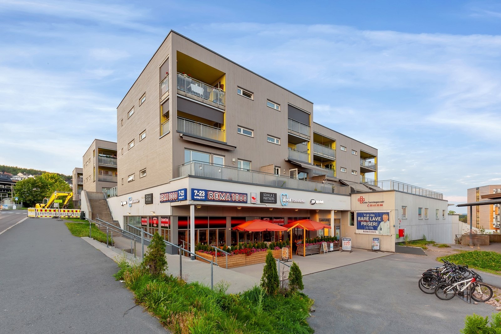 Årvoll senter ligger kun en kort spasertur unna. Her finnes blant annet dagligvare, blomsterbutikk, apotek og frisør. Galleribilde