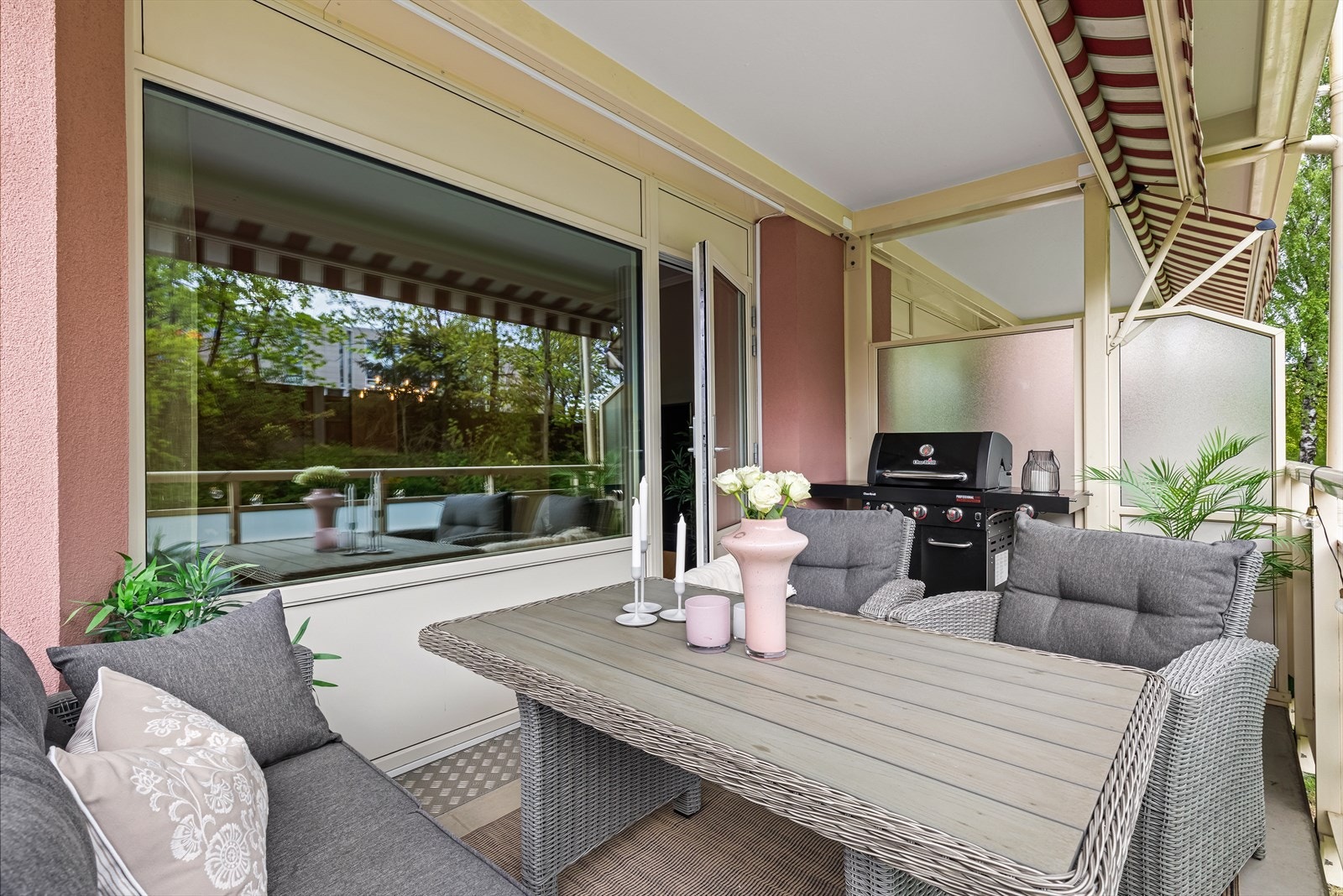Balkongen kan innredes akkurat slik du ønsker, med god plass til sittegruppe, beplantning, grill og alt annet du trenger for å skape en hyggelig uteplass. Galleribilde