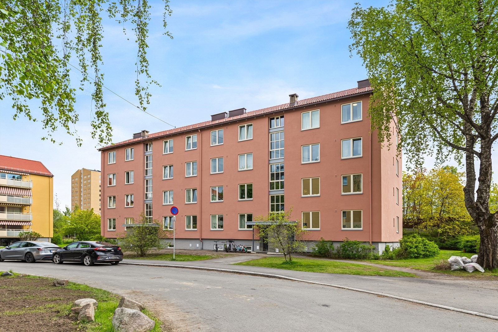 Eiendommen ligger i et rolig og etablert boligområde på Årvoll med familievennlig beliggenhet. Galleribilde