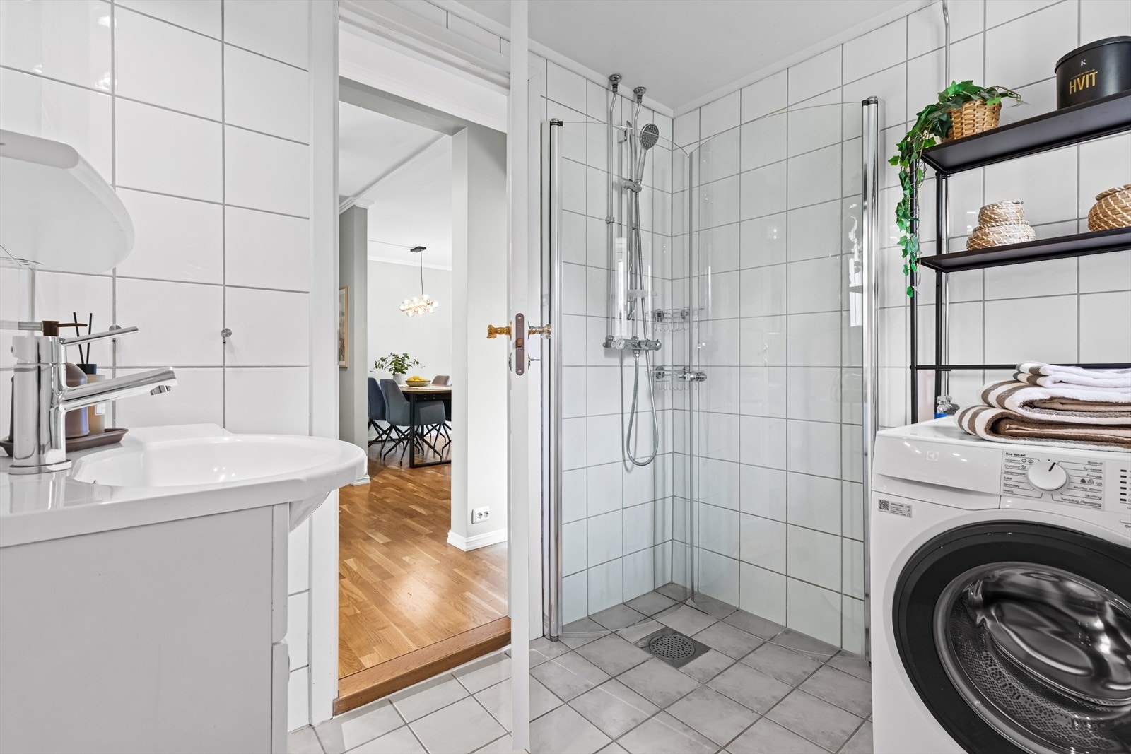 Her er det dusjhjørne med innfellbare vegger og opplegg for vaskemaskin. Galleribilde