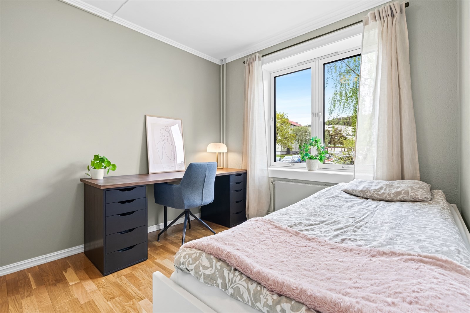 Også dette rommet har plass til både seng og en praktisk arbeidsplass, og er malt i delikat tone. Galleribilde