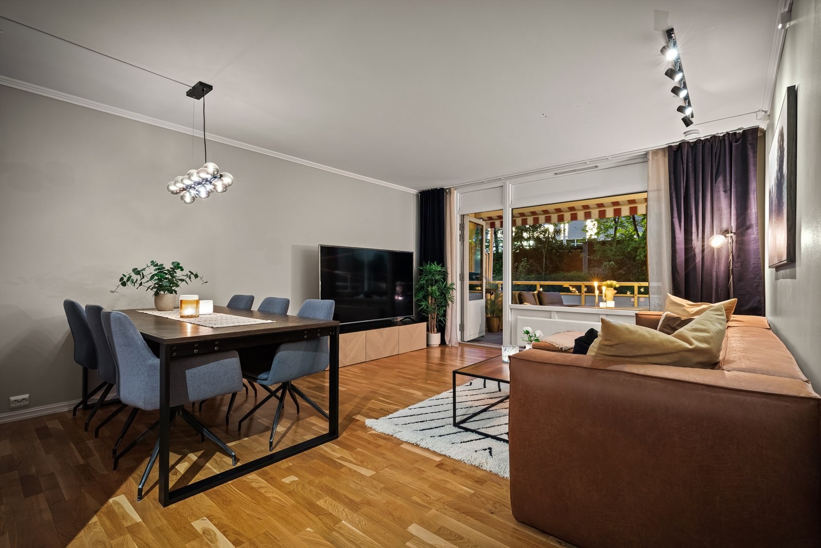 Stuen har god plass til både en romslig sofagruppe og et spisebord. Galleribilde